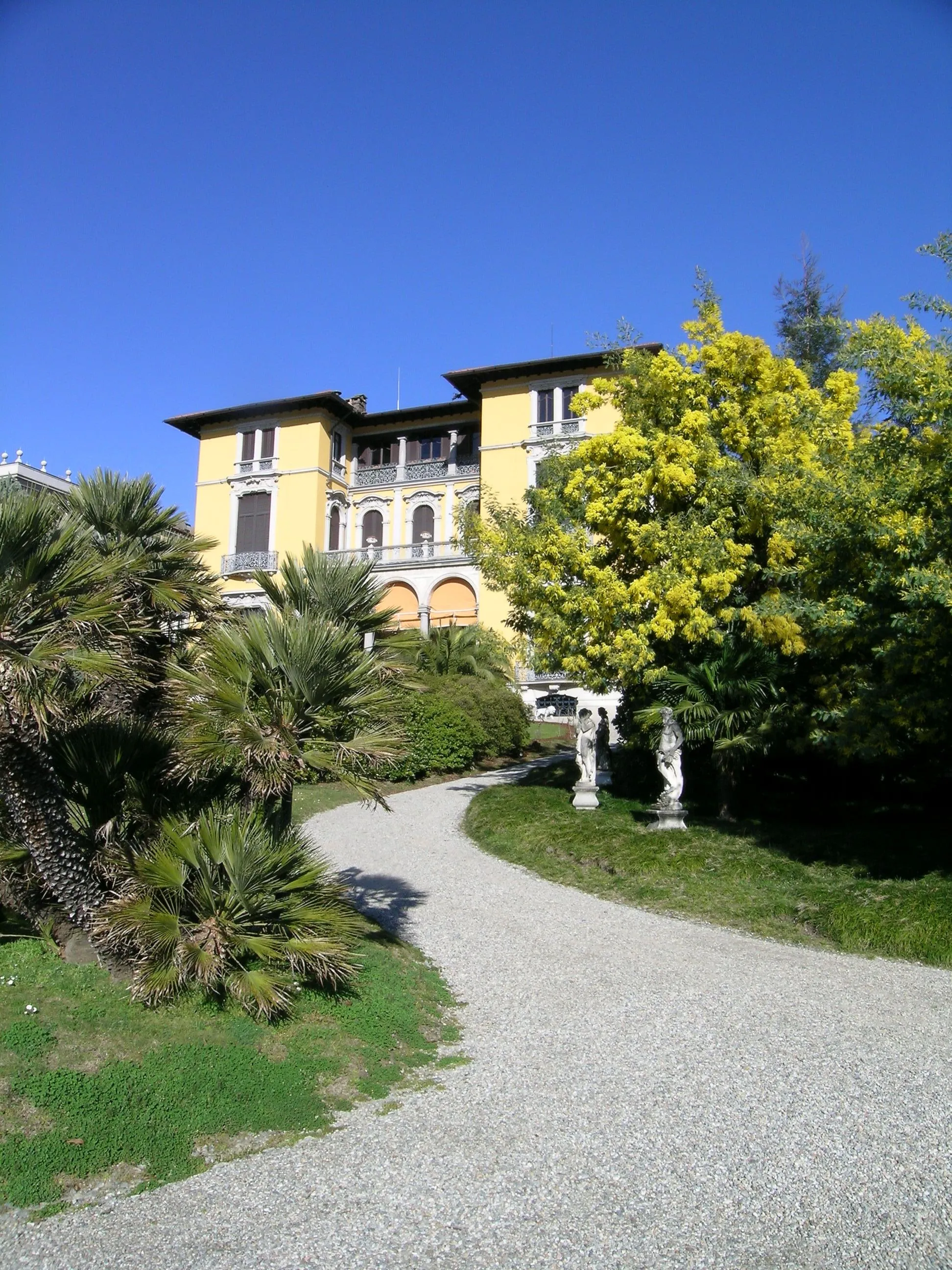 Photo showing: Antica dimora storica situata sulle sponde del Lago Maggiore venne costruita verso la fine dell'800 su progetto dell'architetto Giovanni Giachi di Milano, un palazzo dal gusto eclettico e dai ricchi decori neobarocchi