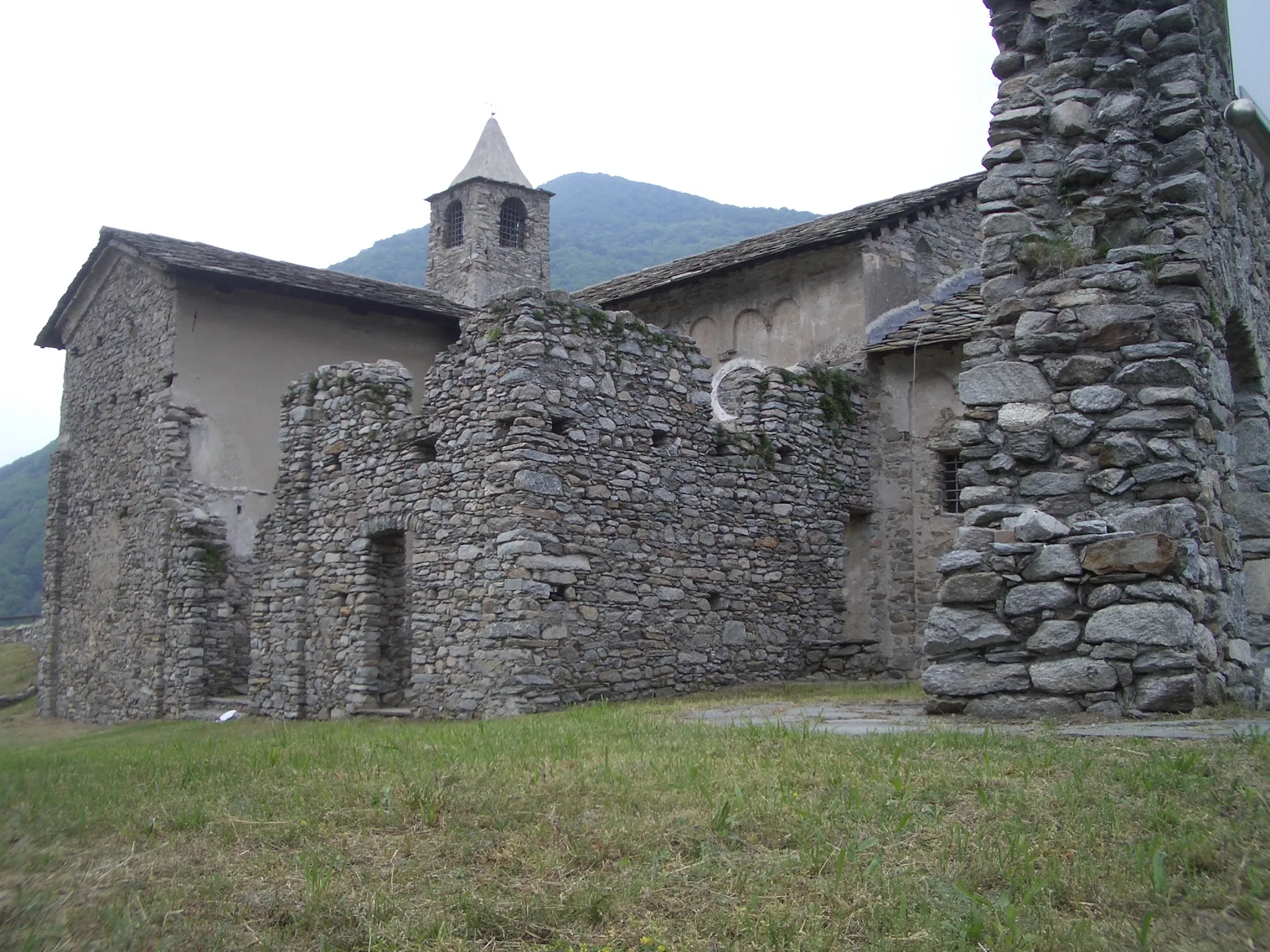 Photo showing: Ruins of the so called ‘’Rocca di Arduino’’ , Sparone  (Torino),