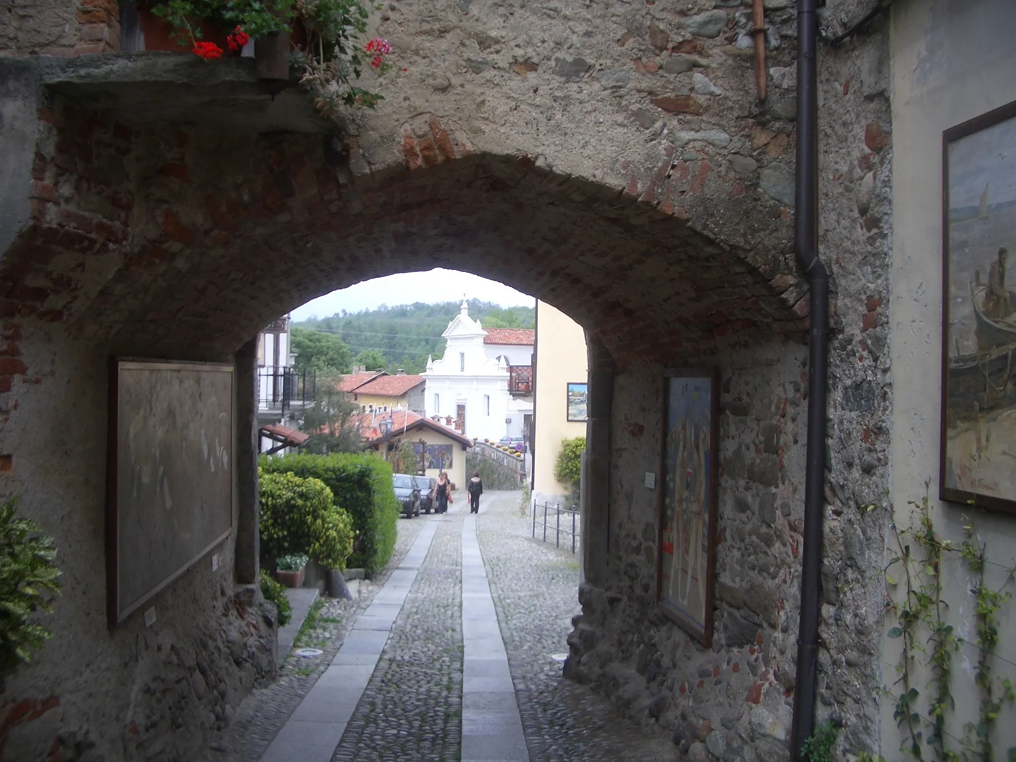 Photo showing: Torre Canavese, View of the village from the ricetto’s door