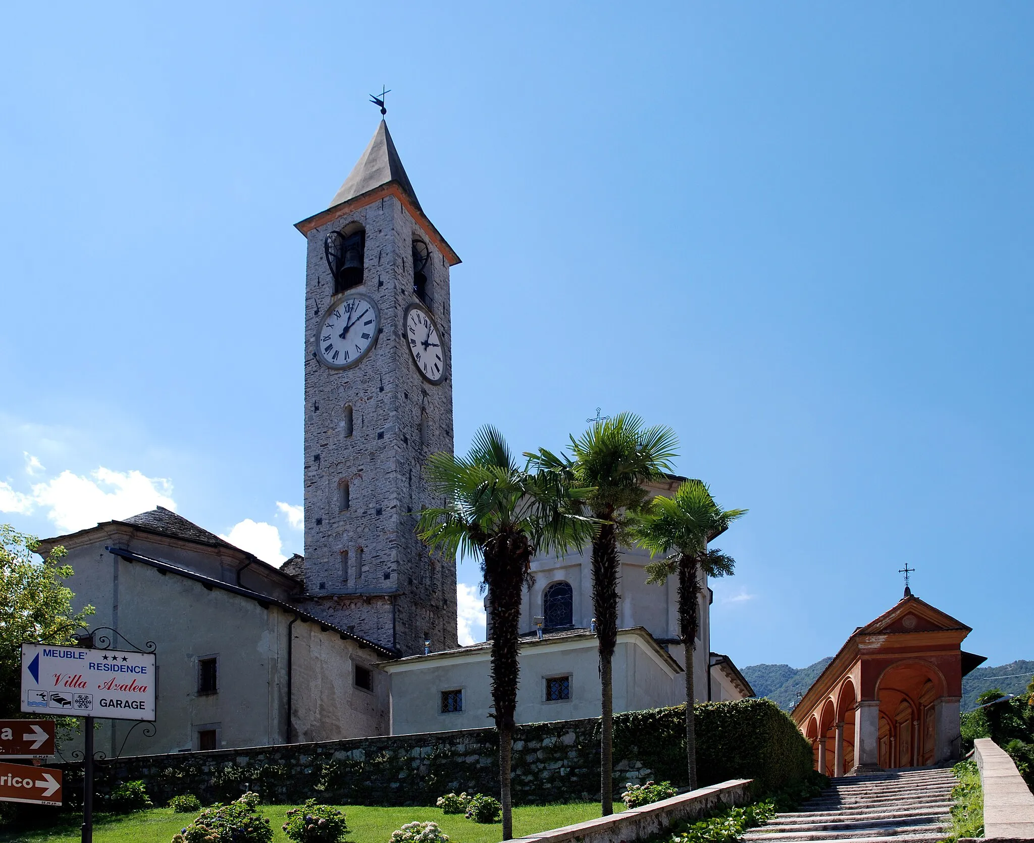 Photo showing: de:Baveno am Lago Maggiore oberhalb von Stresa, Kirche SS Gervasio e Protasio, Blickrichtung Westen, Turm, Baptisterium, Kreuzgang