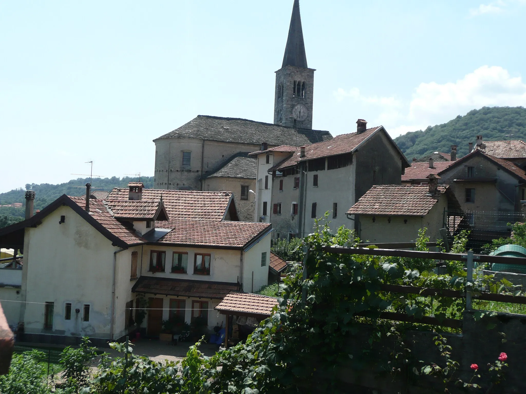 Photo showing: Centre d'Arola avec l'église