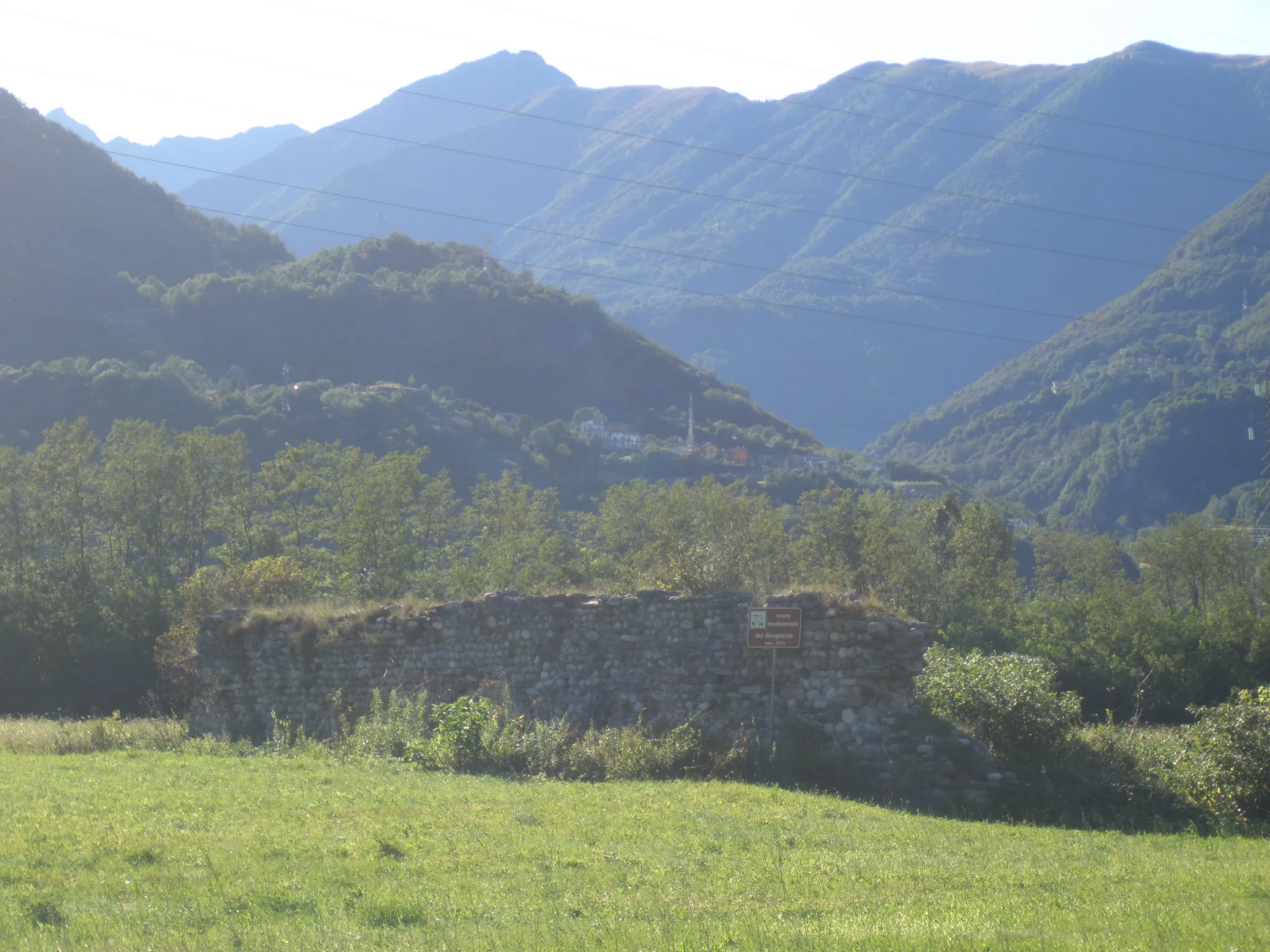 Photo showing: The Borgaccio Roman Wall, ruin of the river harbour in Pieve vergonte