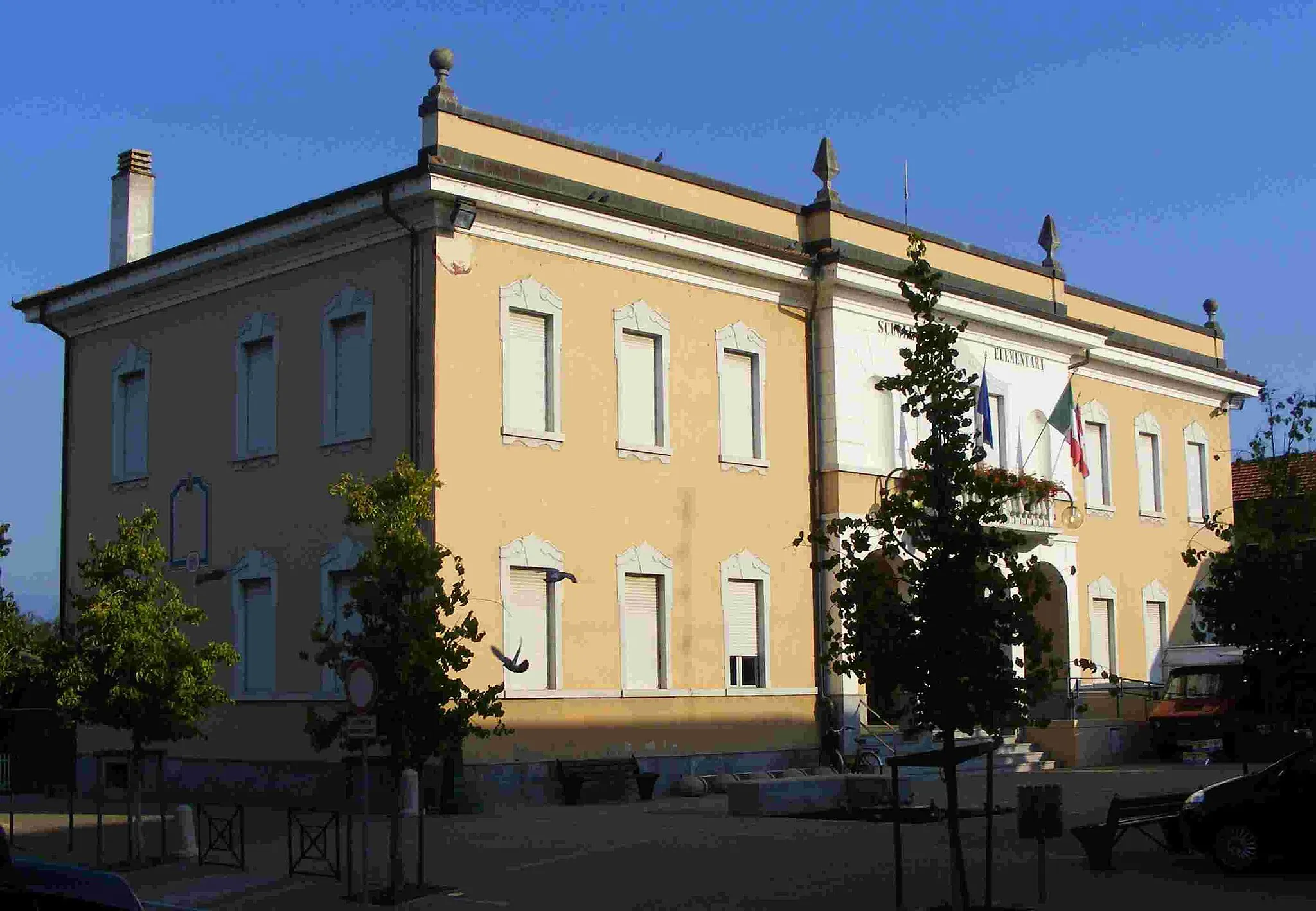 Photo showing: Rovasenda city hall with primary school (VC, Italy)