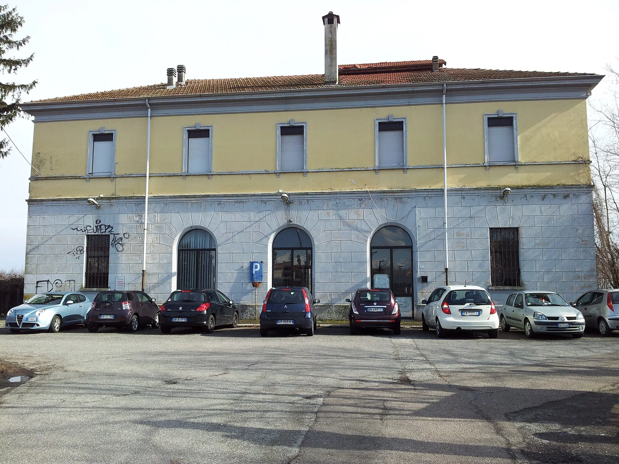 Photo showing: Stazione ferroviaria di Rovasenda Alta, il piazzale esterno.