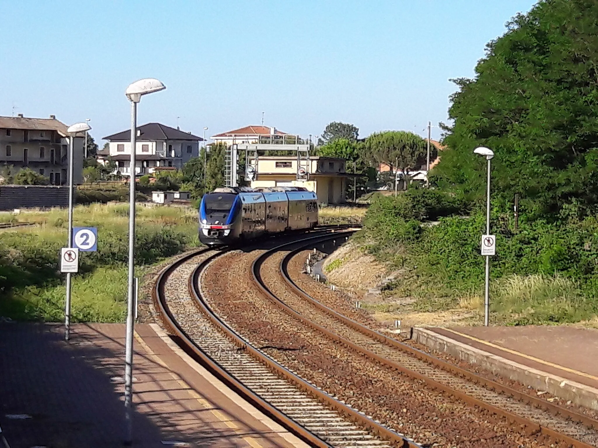 Photo showing: Regionale 4825 in uscita da Rovasenda verso Novara, effettuato da un Minuetto nella nuova livrea DTR di Trenitalia.