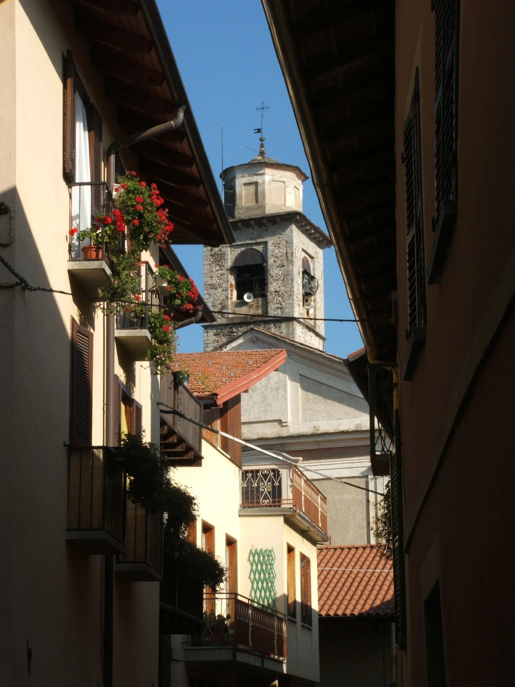 Photo showing: La via principale del centro storico medioevale di Guardabosone, comune della provincia di Biella (Piemonte, Italia)