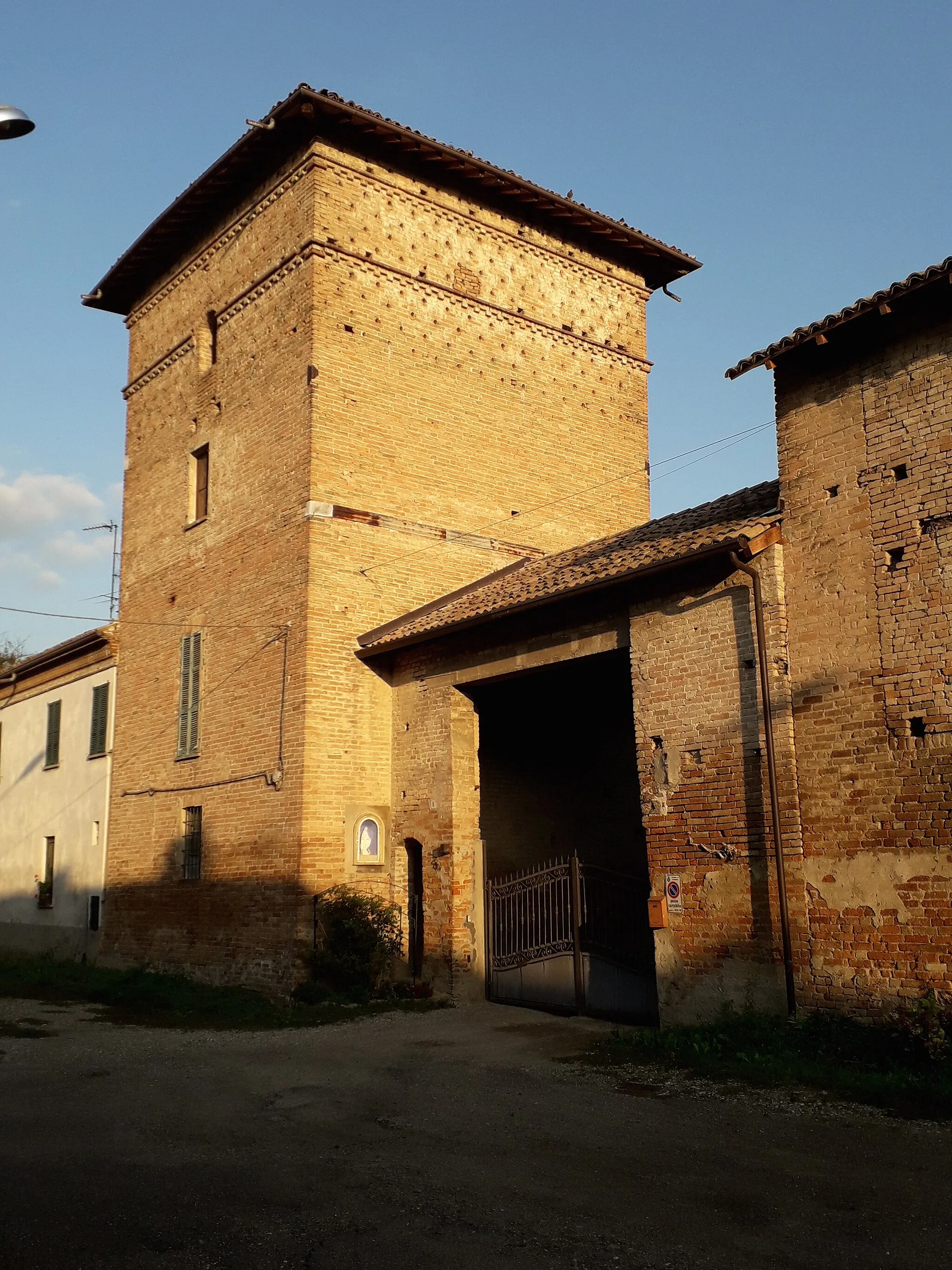 Photo showing: Torre in frazione Torremenapace, Voghera