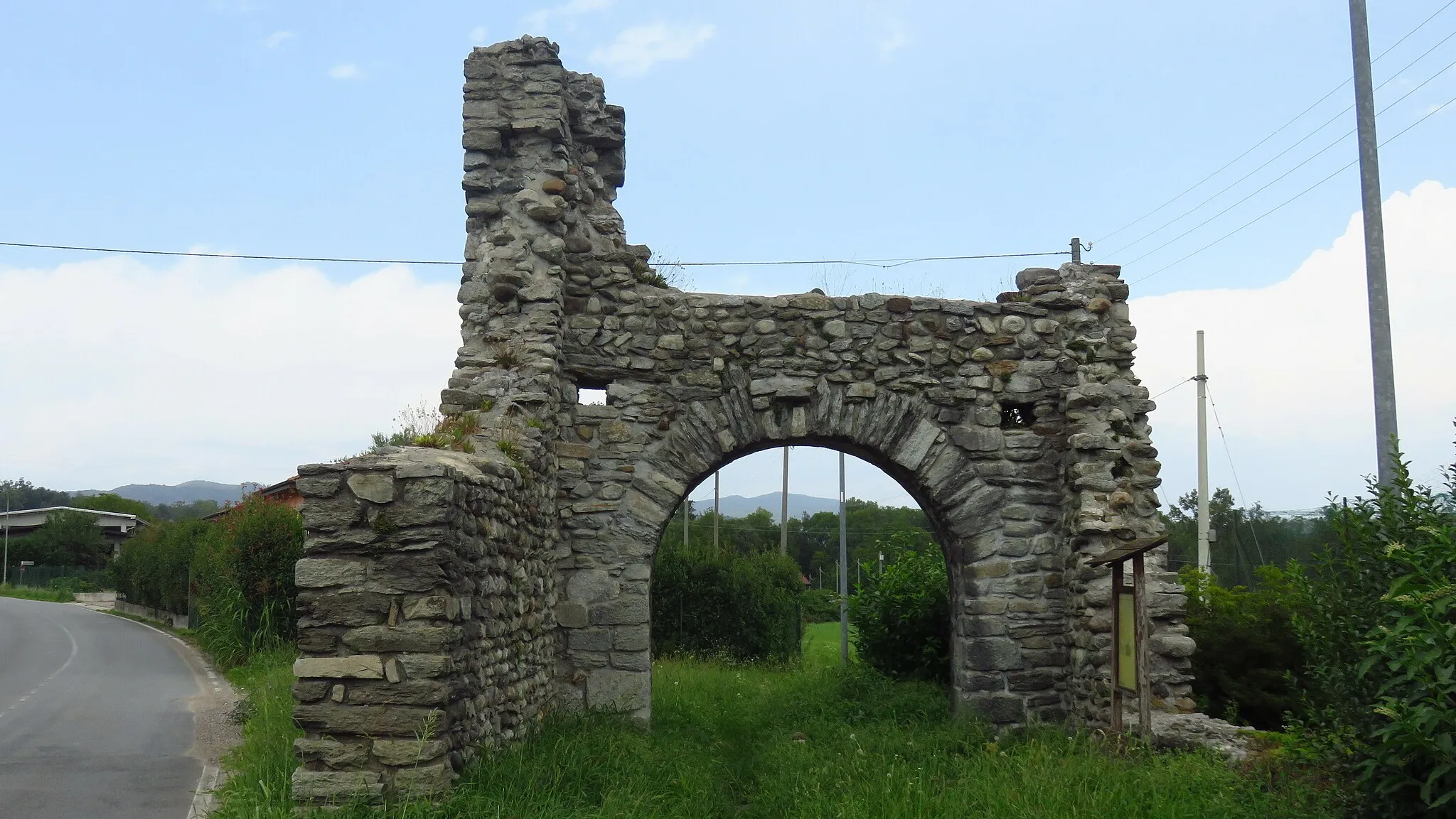 Photo showing: Paruzzaro porta medievale nord