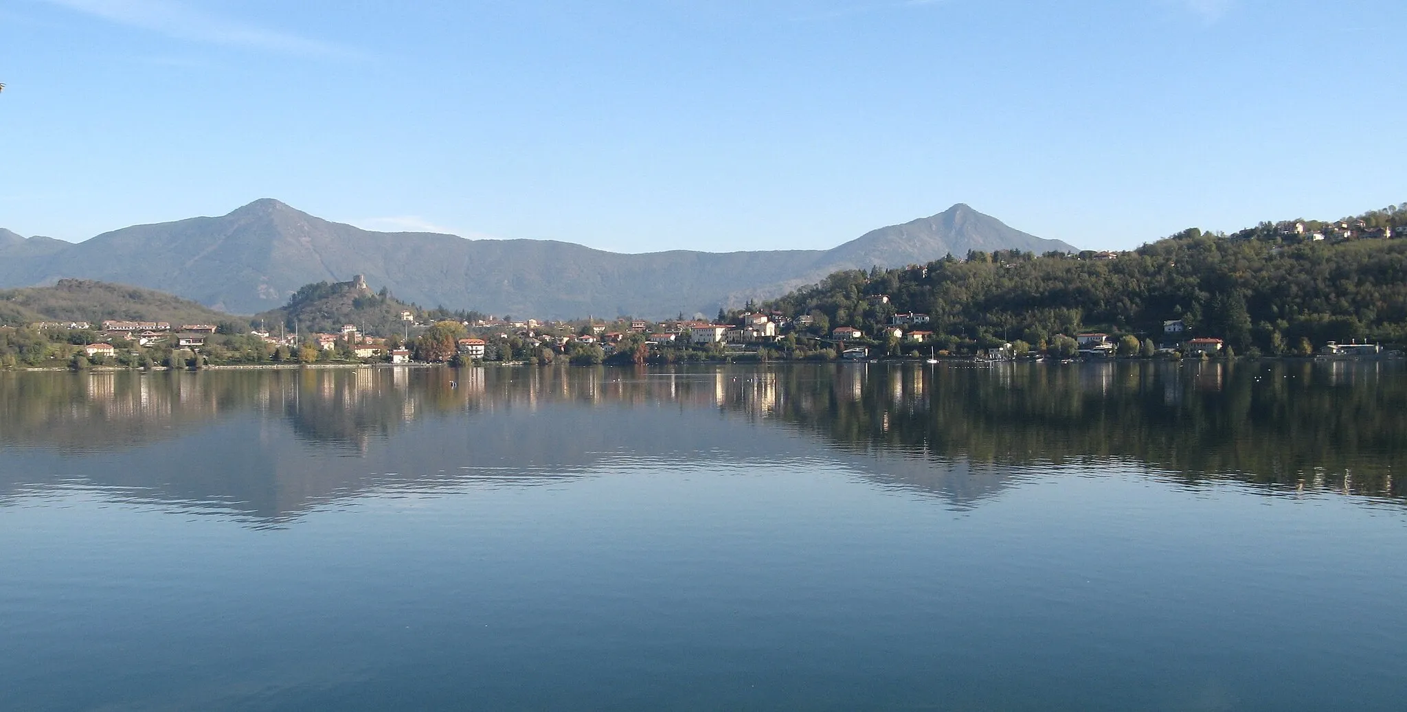 Photo showing: Foto del lago grande di avigliana. Sullo sfondo è possibile notare il castello sulla sinistra ed il Musine' sulla destra