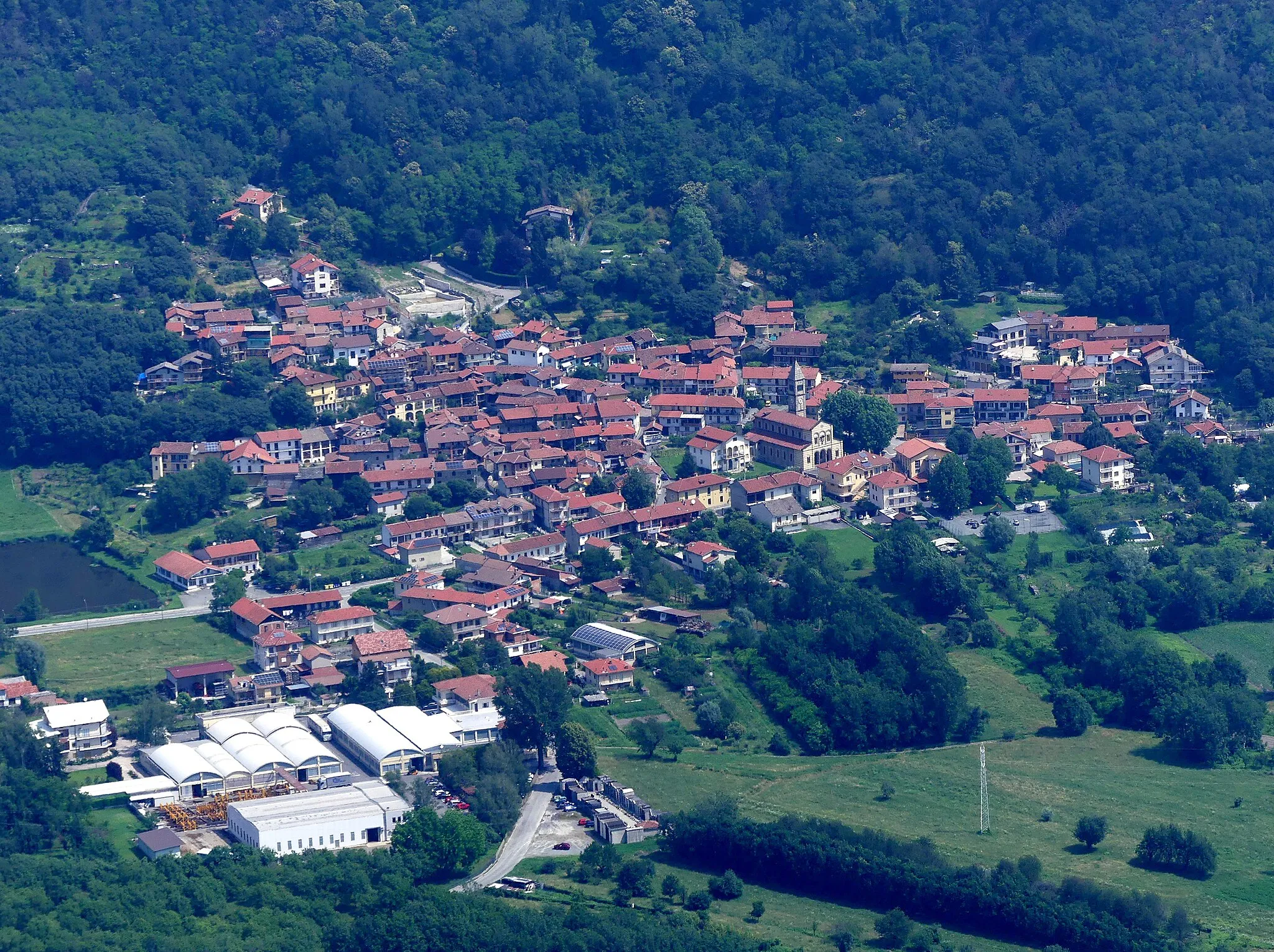 Photo showing: Sight, from Sacra di San Michele abbey, of Novaretto village, in Susa Valley, Italy.