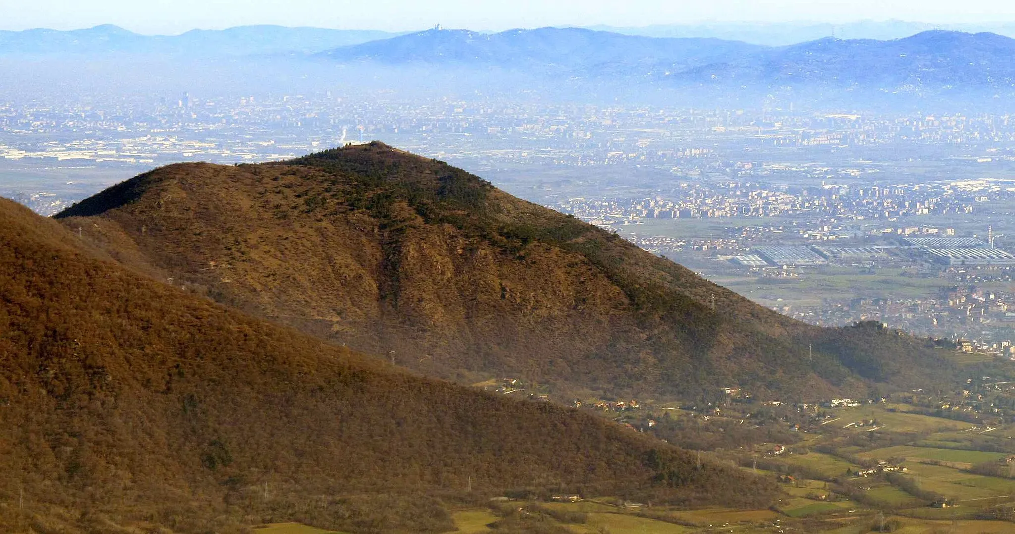 Photo showing: Mount San GIorgio (Cottian Alps, TO, Italy) seen from Monte Brunello; in the background Turin's metropolitan area and Superga