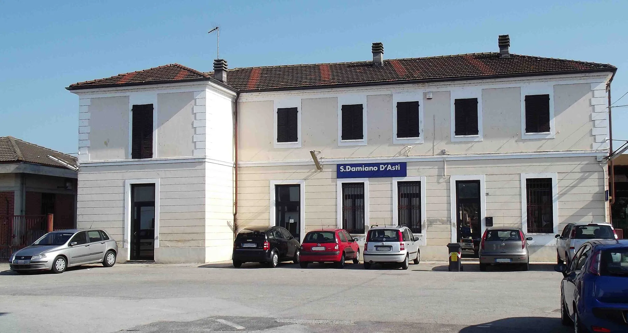 Photo showing: Vaglierano (Asti, Italy): train station (nowadays of San Damiano d'Asti)