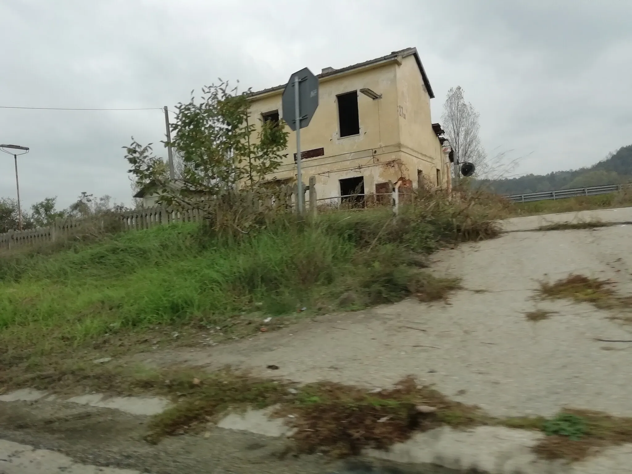 Photo showing: la fermata di Casa dei Coppi durante il novembre 2019