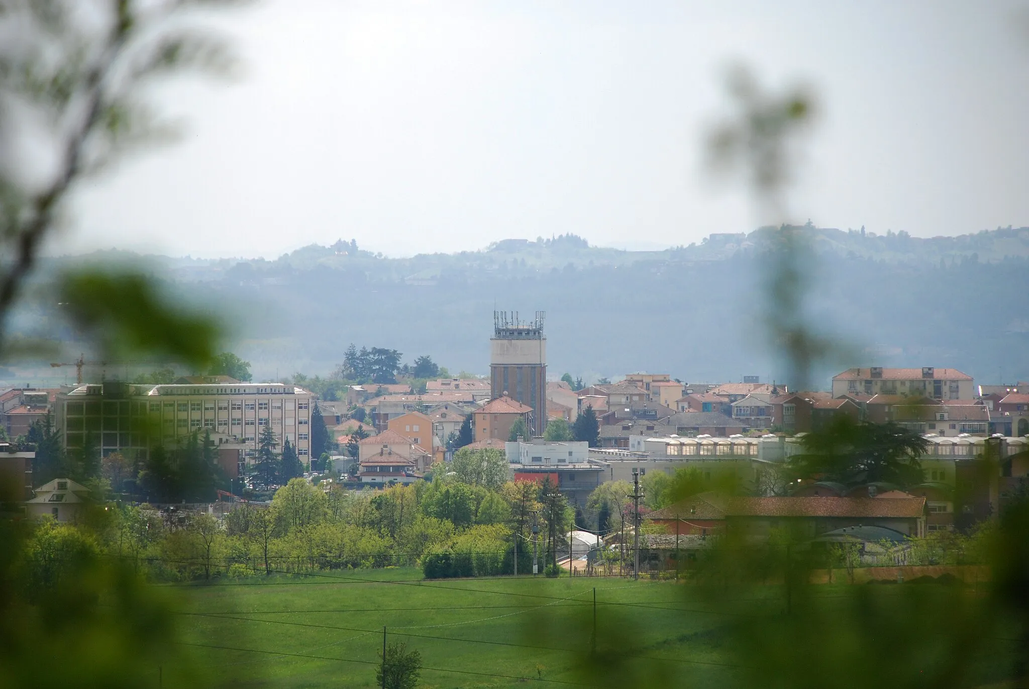 Photo showing: Vista su Asti dalla sua frazione di Viatosto. Al centro dell'immagine la vecchia torre dell'acqua, in seguito riadattata a torre residenziale.