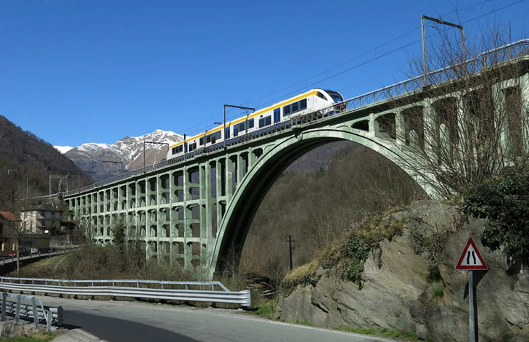 Photo showing: Il ponte ferroviario sul torrente Stura di Valgrande, poco prima della stazione di Ceres. È in transito un elettrotreno TTR del Gruppo Torinese Trasporti, in servizio sulla linea A del servizio ferroviario metropolitano di Torino.