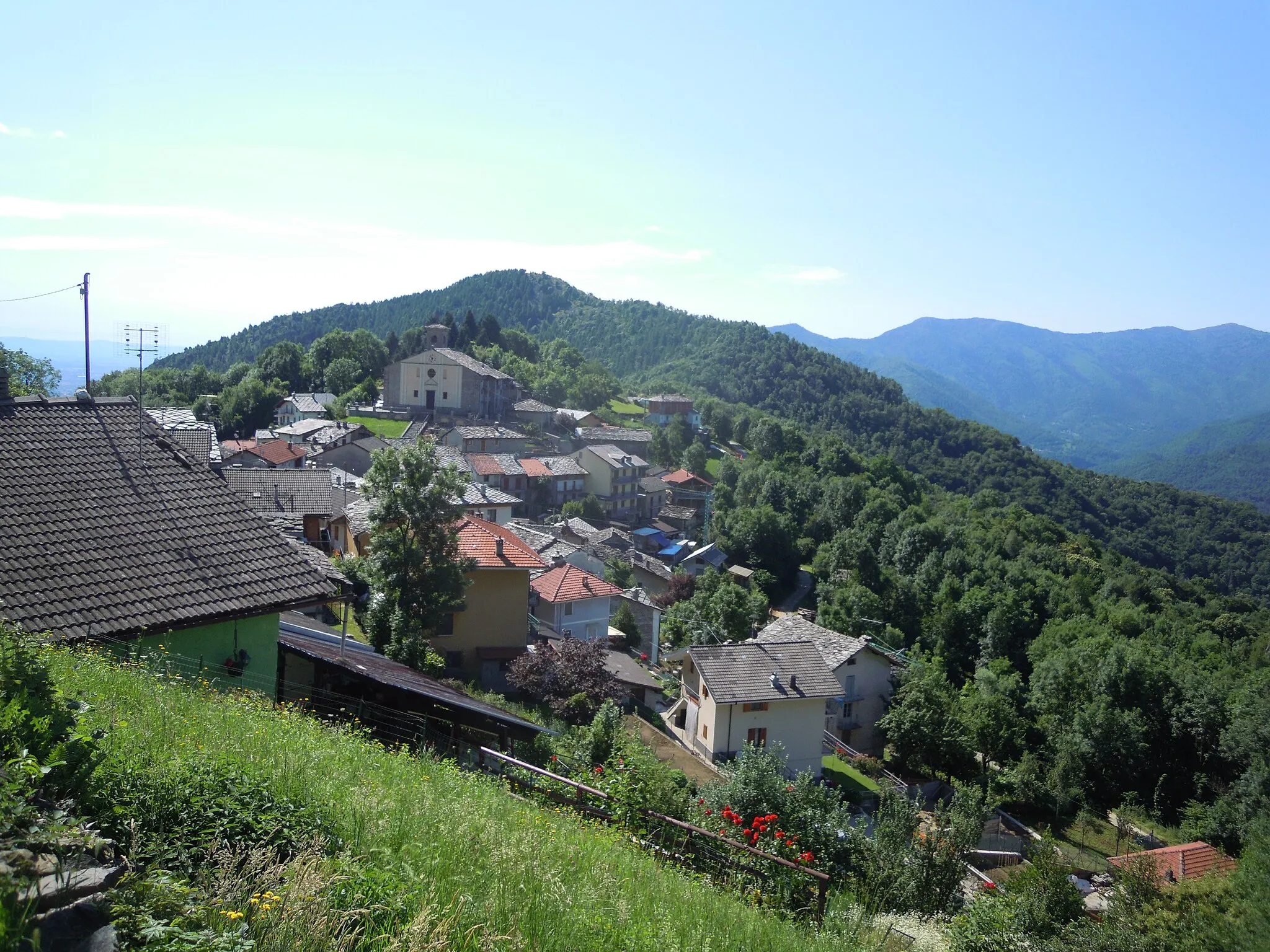 Photo showing: La frazione Chiaves si trova sullo spartiacque tra la valle Tesso e la valle della Stura di Lanzo; sullo sfondo Punta Serena