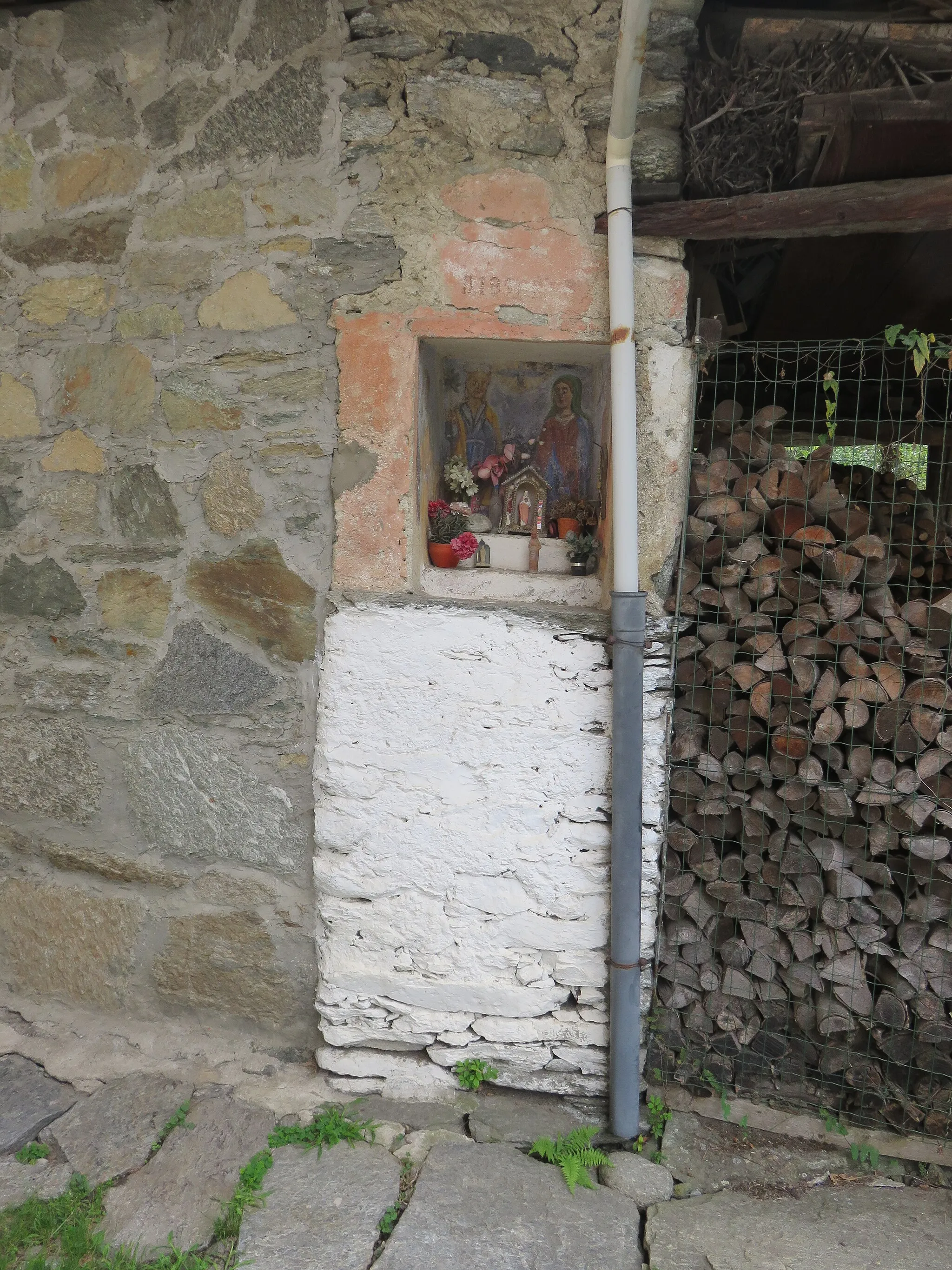Photo showing: Pilone votivo inglobato in muro