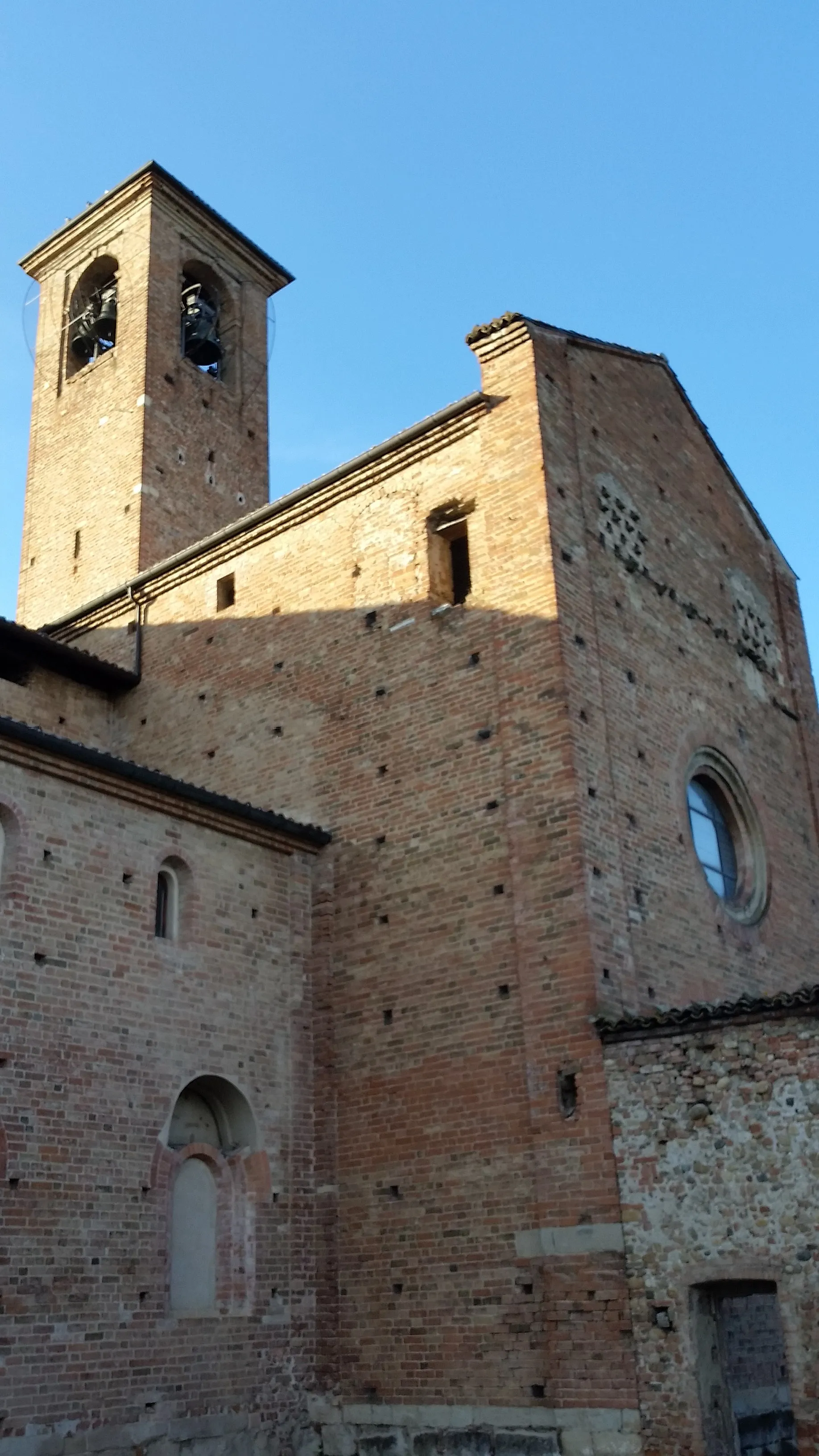 Photo showing: Vista esterna e campanile dell'abbazia di Santa Maria di Rivalta, Rivalta Scrivia, frazione di Tortona, Piemonte, Italia