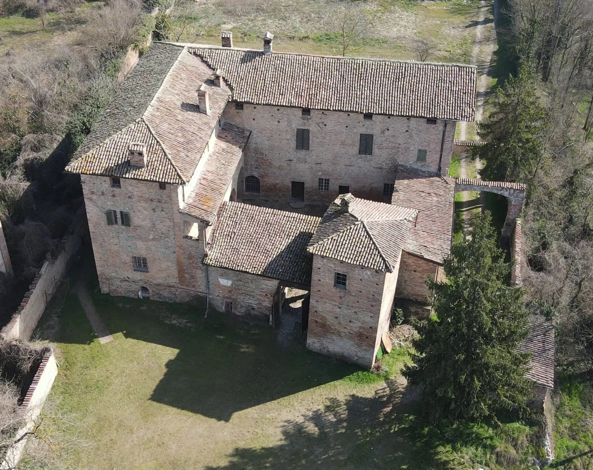 Photo showing: Castello Sforzini di Castellar Ponzano foto dall'alto