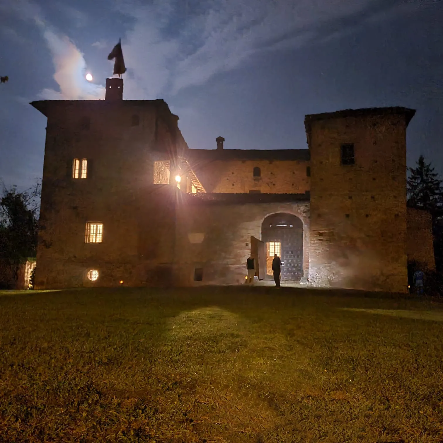 Photo showing: Castello Sforzini di Castellar Ponzano in notturna