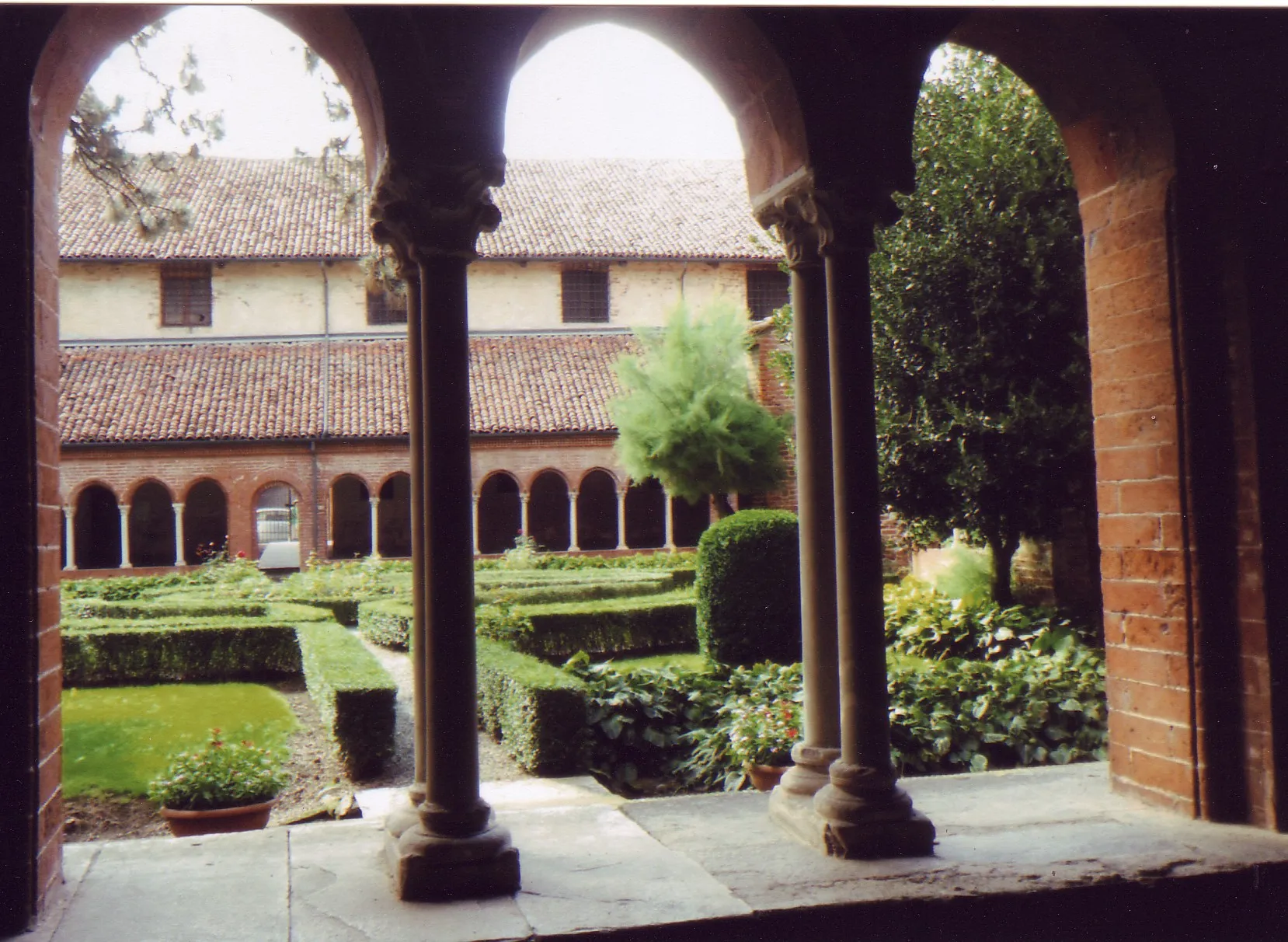 Photo showing: Abbazia di Staffarda il chiostro visto dalla sala capitolare