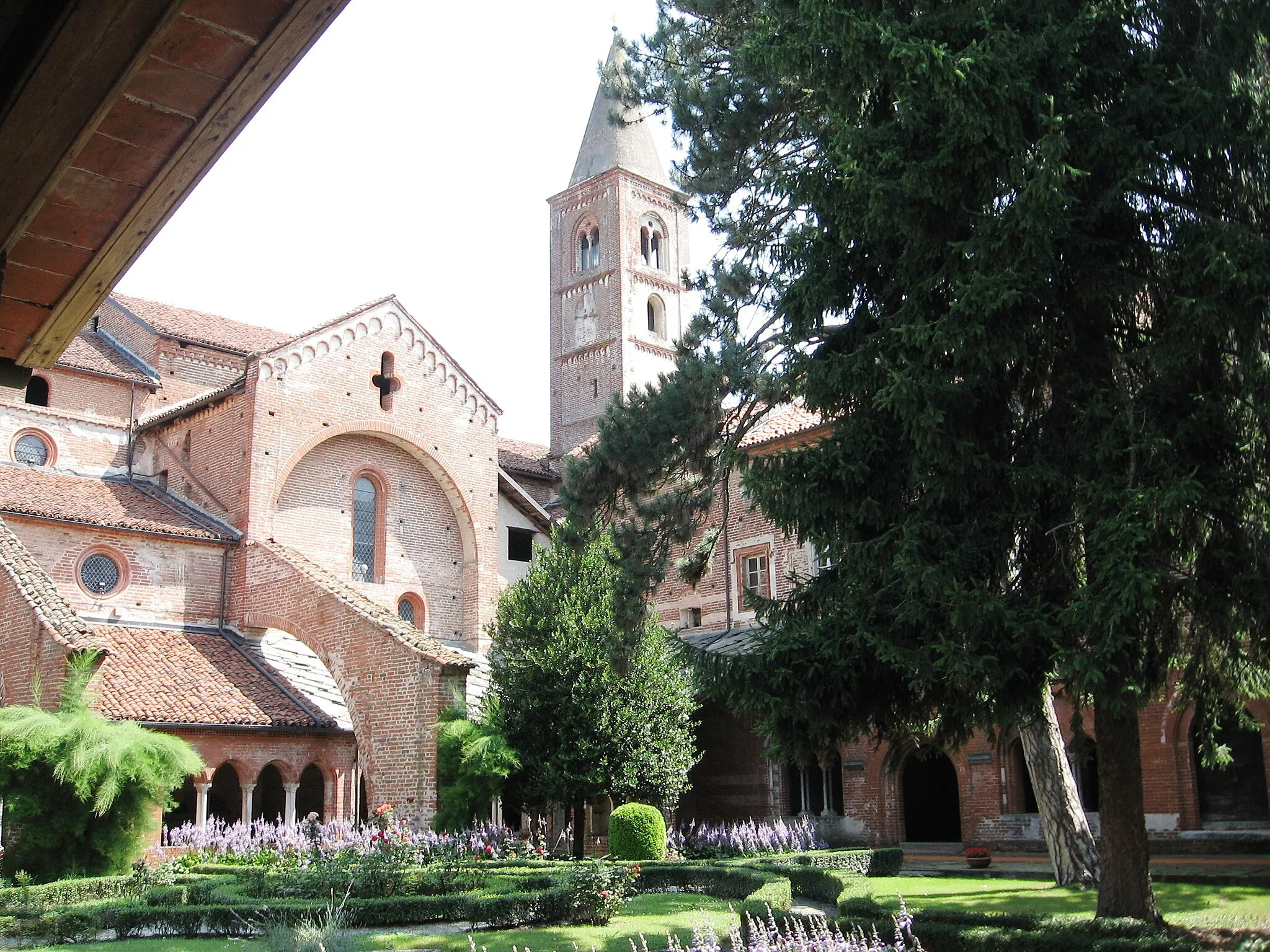 Photo showing: Revello. Cuneo. La Chiesa Abbaziale di Staffarda vista dal chiostro.