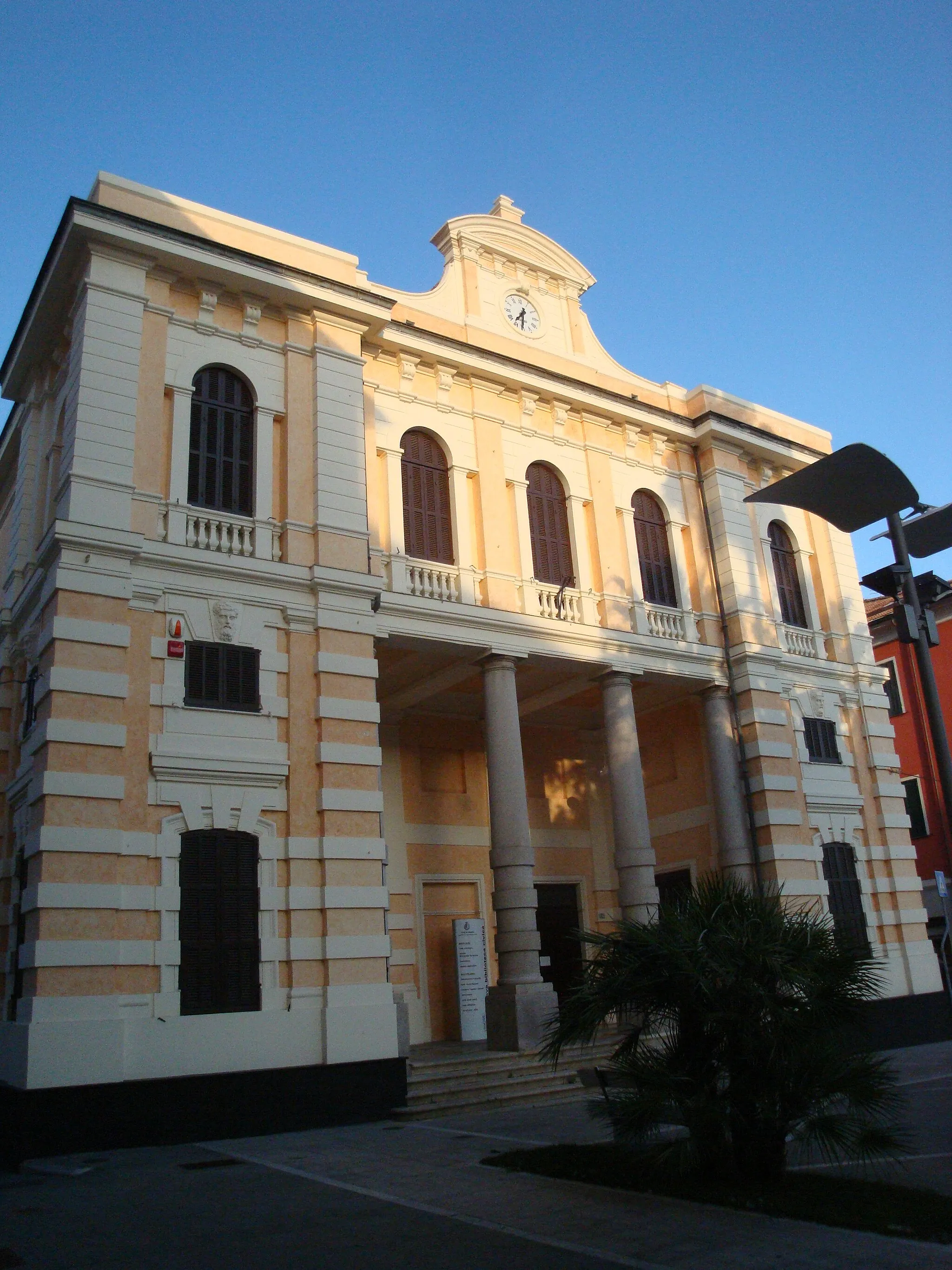 Photo showing: Ex tribunale, dal 2009 biblioteca Civica Lagorio, Imperia (Italia)