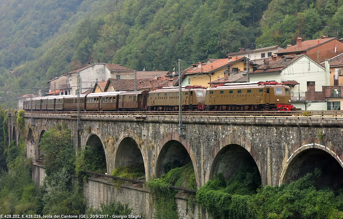 Photo showing: Isola del Cantone, sul viadotto ferroviario transita il treno storico Genova-Ronco Scrivia del 30 settembre 2017, trainato dalle locomotive E.428.202 e 226.