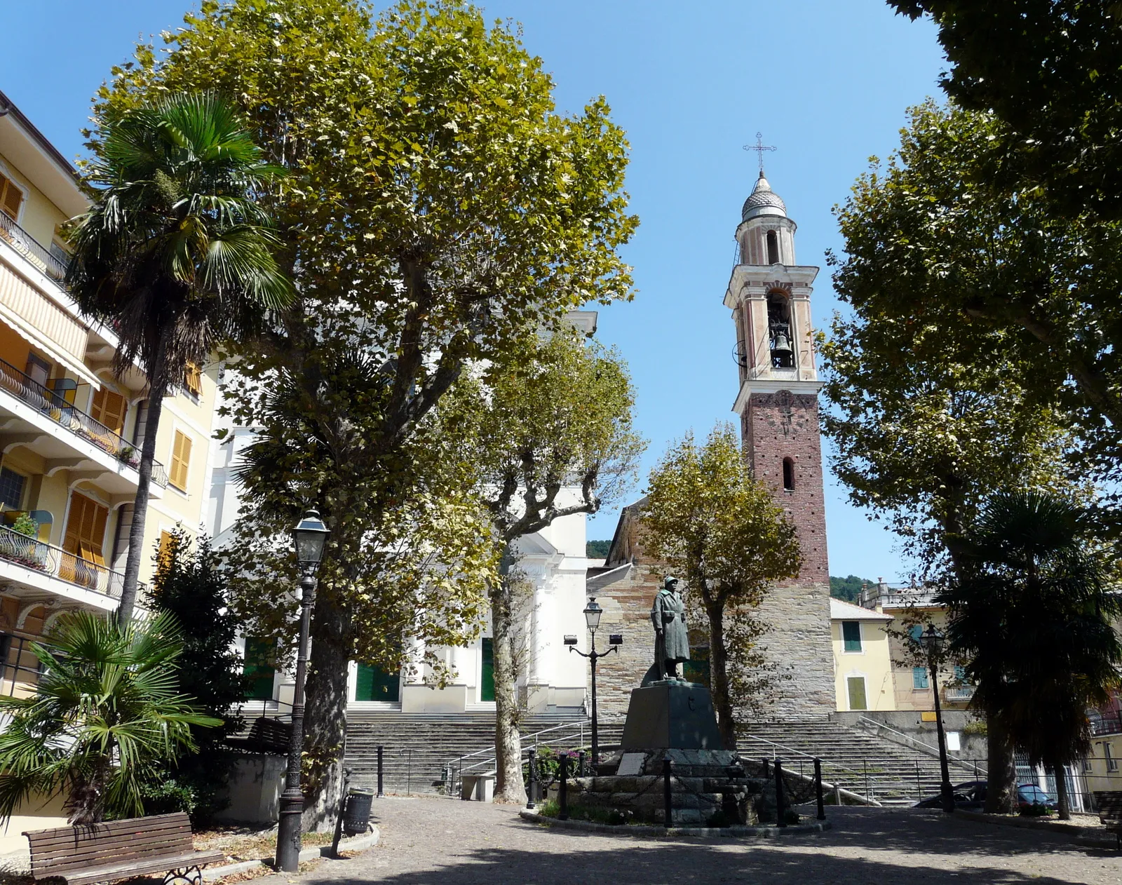 Photo showing: Scorcio del piazzale antistante le due chiese di Sant'Ambrogio e il monumento ai caduti, Uscio, Liguria, Italia