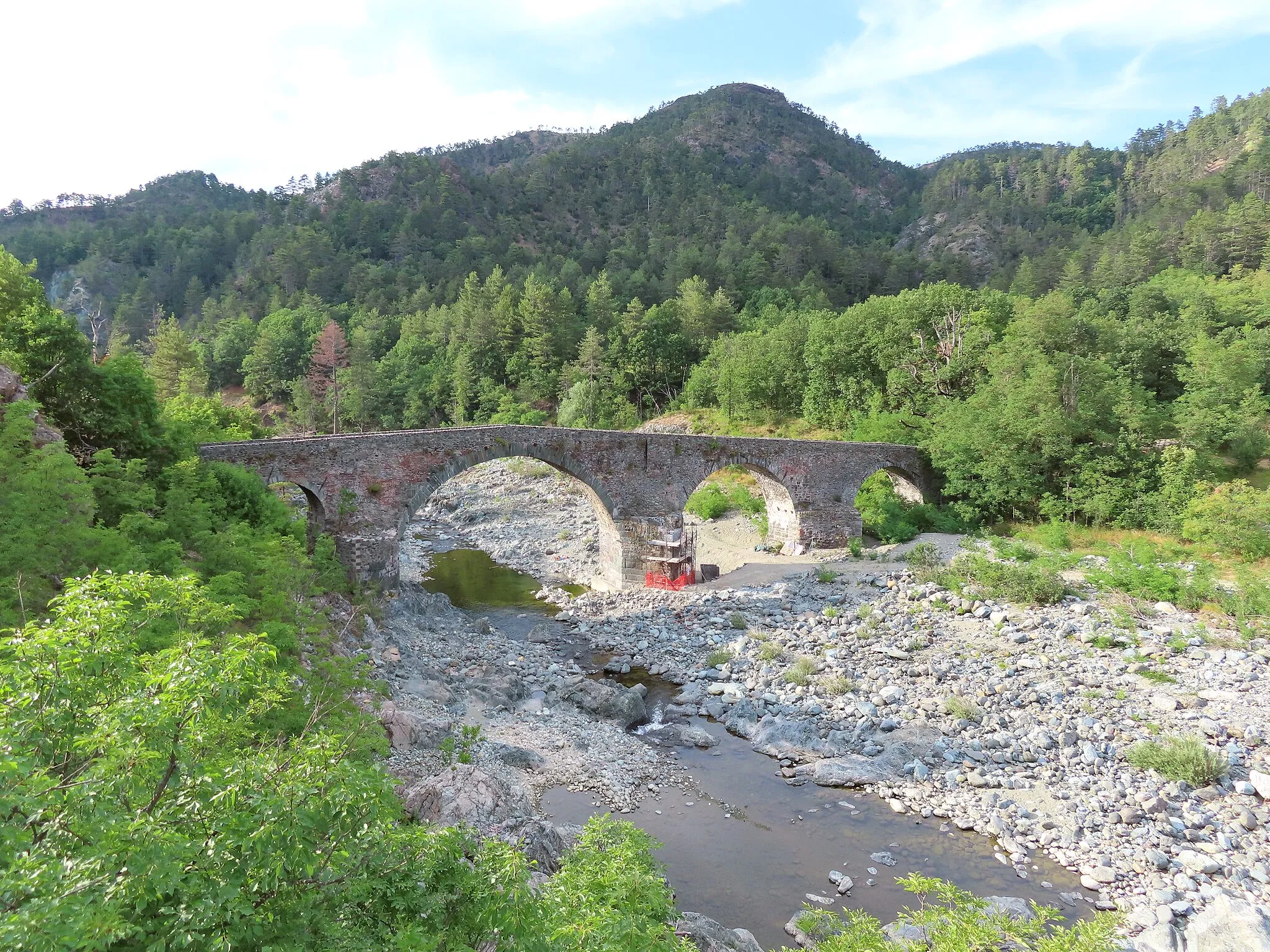 Photo showing: Lato di monte del ponte romanico