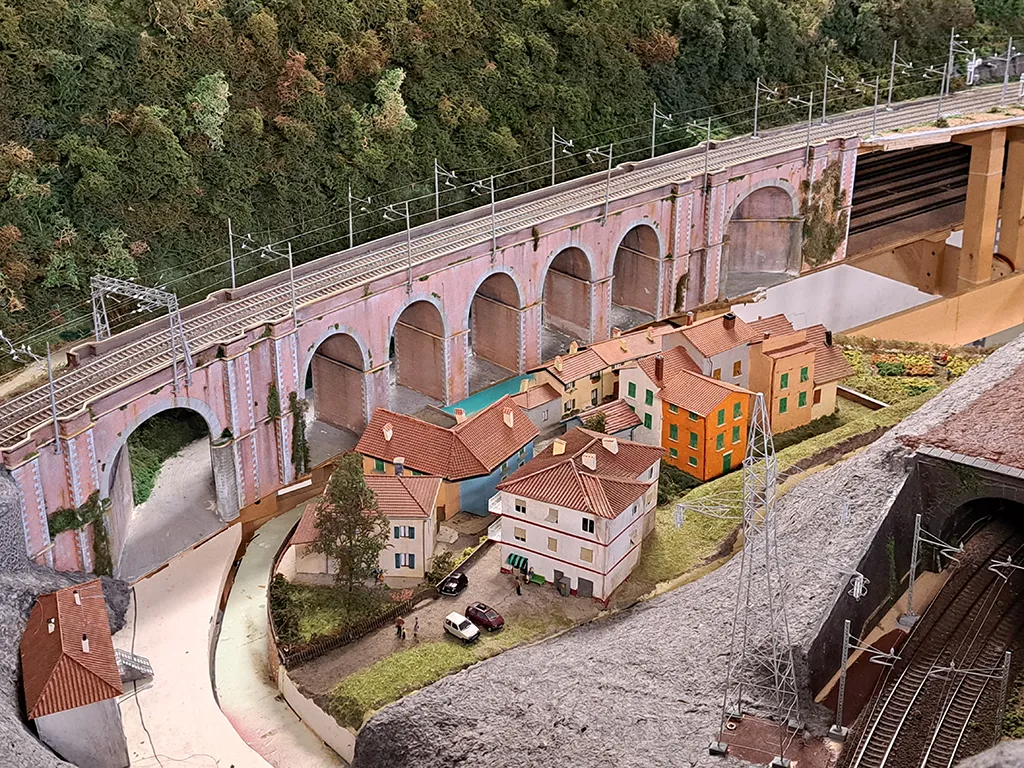 Photo showing: Riproduzione in scala H0 del viadotto Riccò (al vero sulla ferrovia succursale dei Giovi) sul plastico ferroviario "Mastodonte dei Giovi" di Ronco Scrivia.