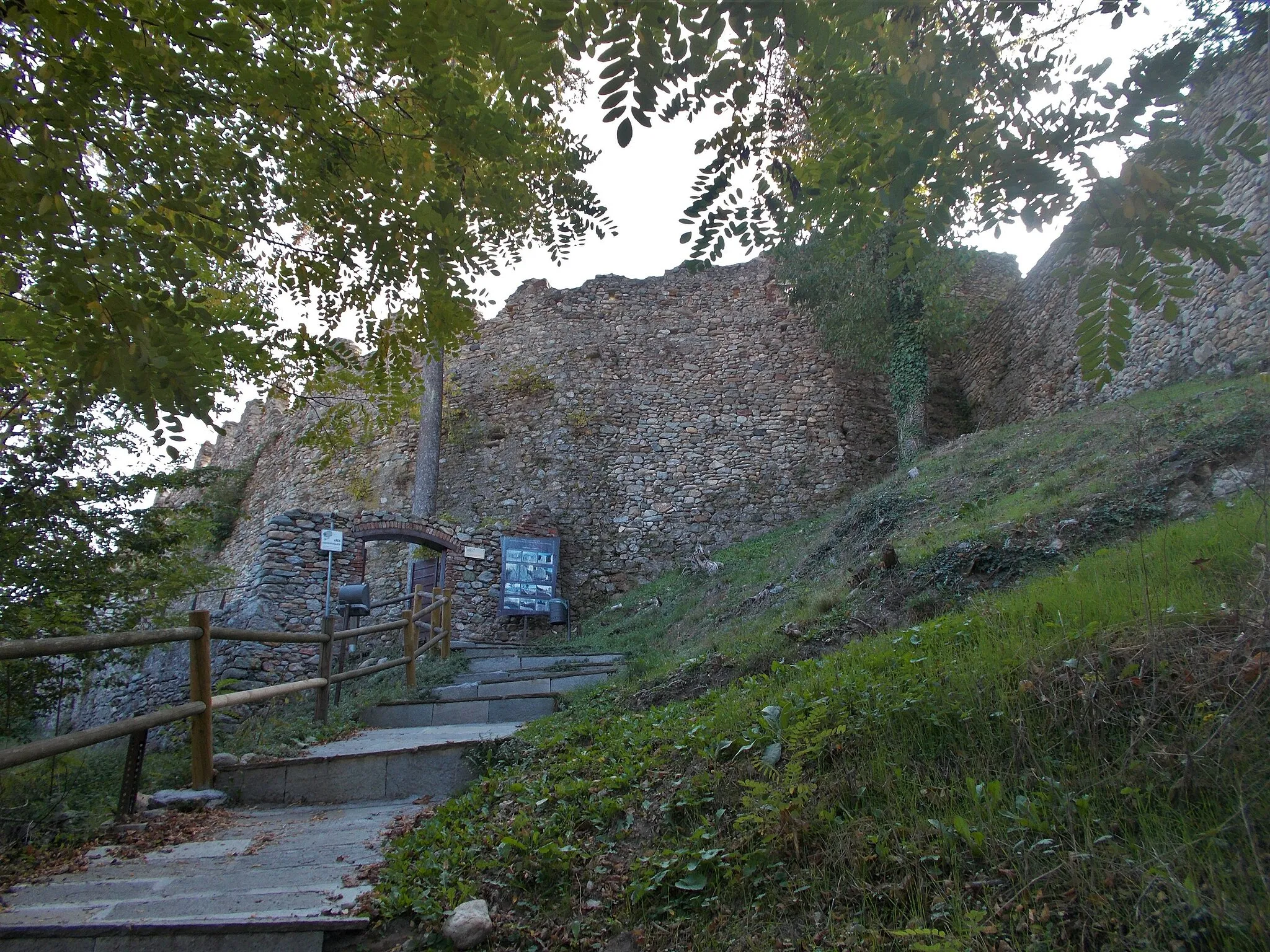 Photo showing: Vìsta di rèsti do castéllo de Calisàn