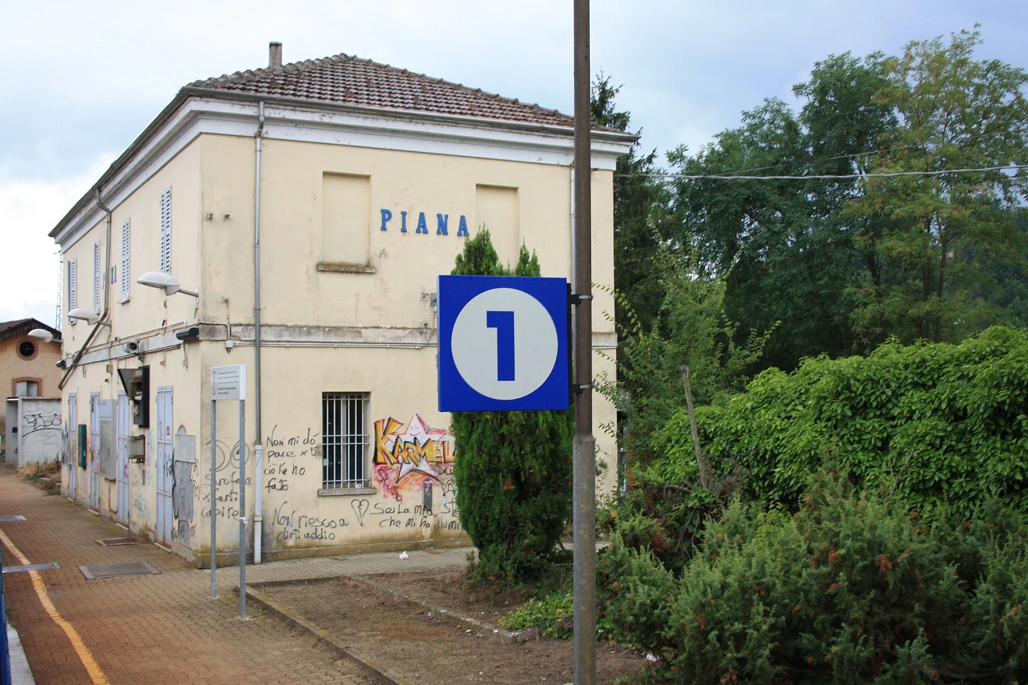 Photo showing: Stazione ferroviaria di Piana. Lato binari del dismesso fabbricato viaggiatori