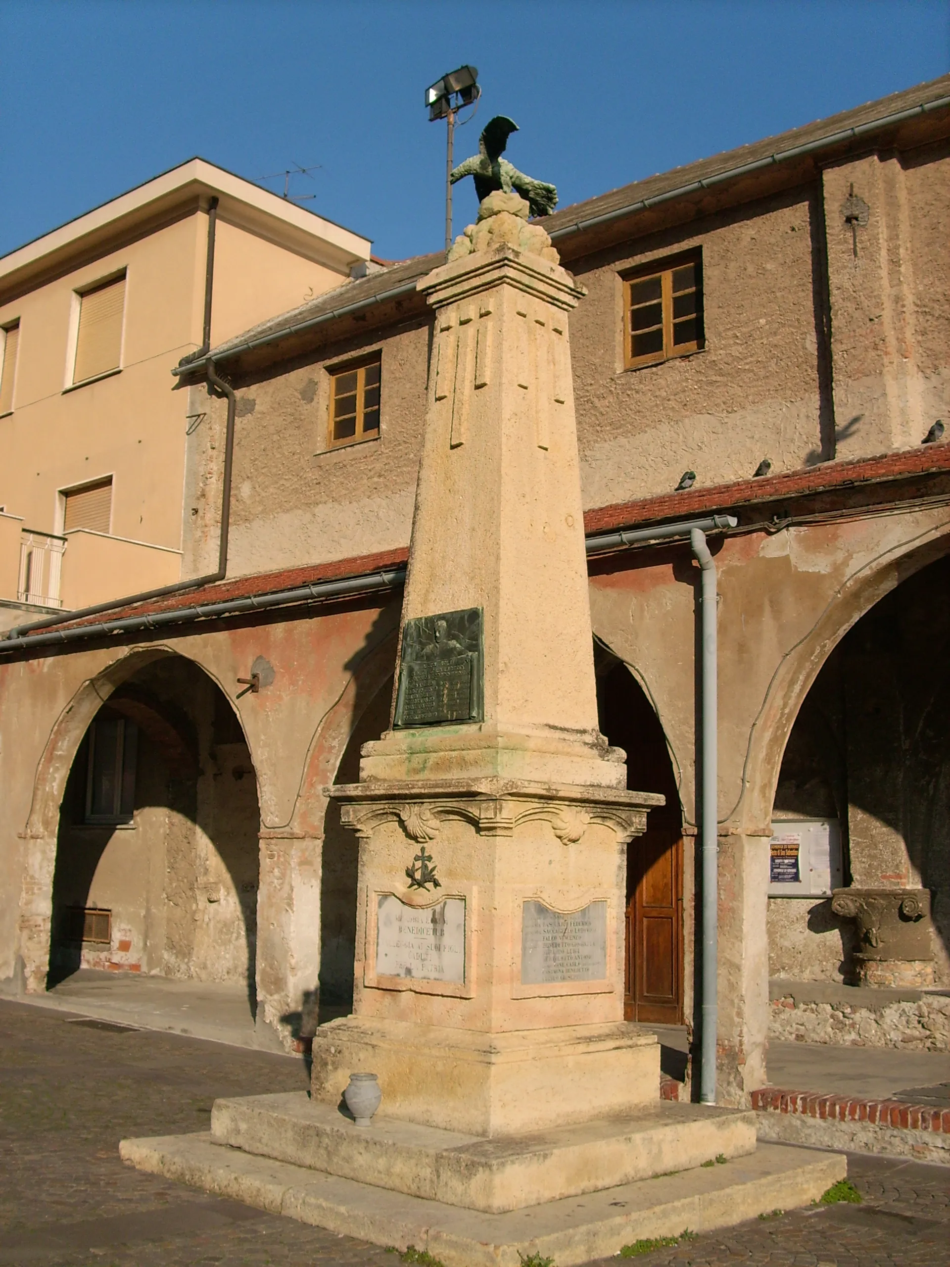 Photo showing: Monumento ai caduti presso la frazione di Valleggia (Quiliano), Liguria, Italy