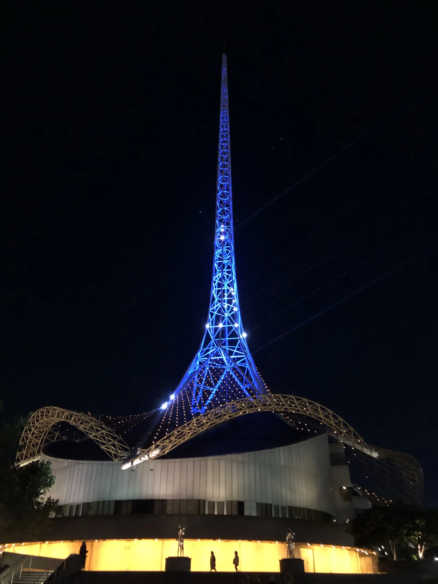 Photo showing: The Theatres Building at Arts Centre Melbourne designed by Roy Grounds, with the spire illuminated in blue