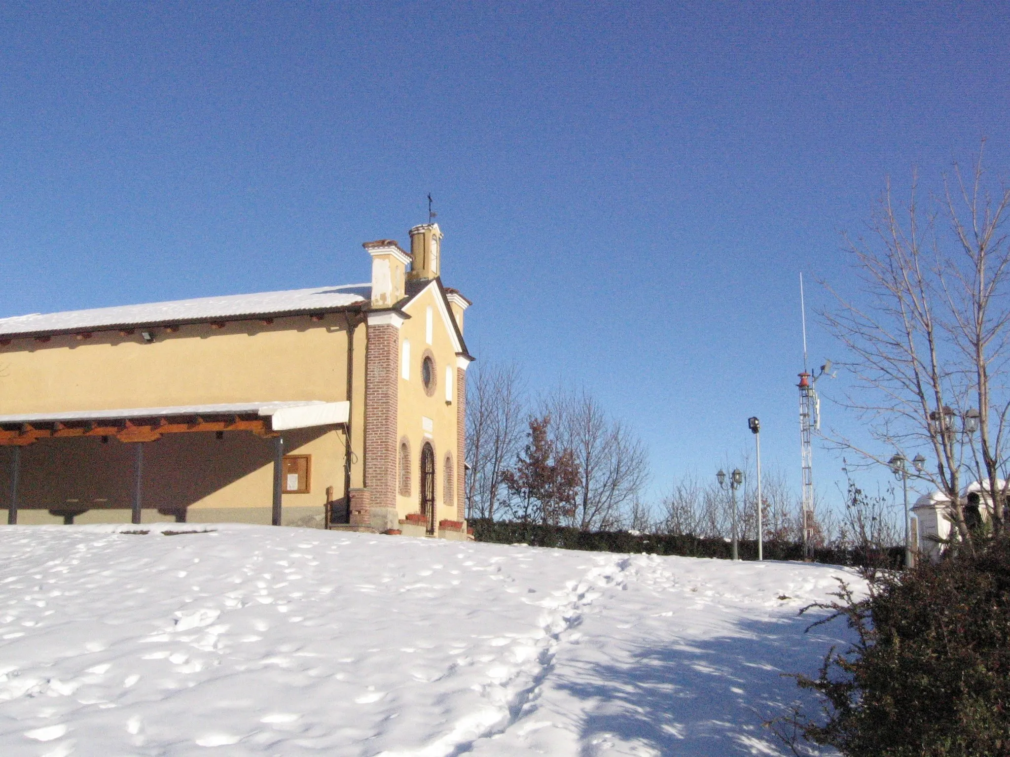 Photo showing: Maria Ausiliatrice chapel in Givoletto, under the snow.
On the right a wi-fi repeater.