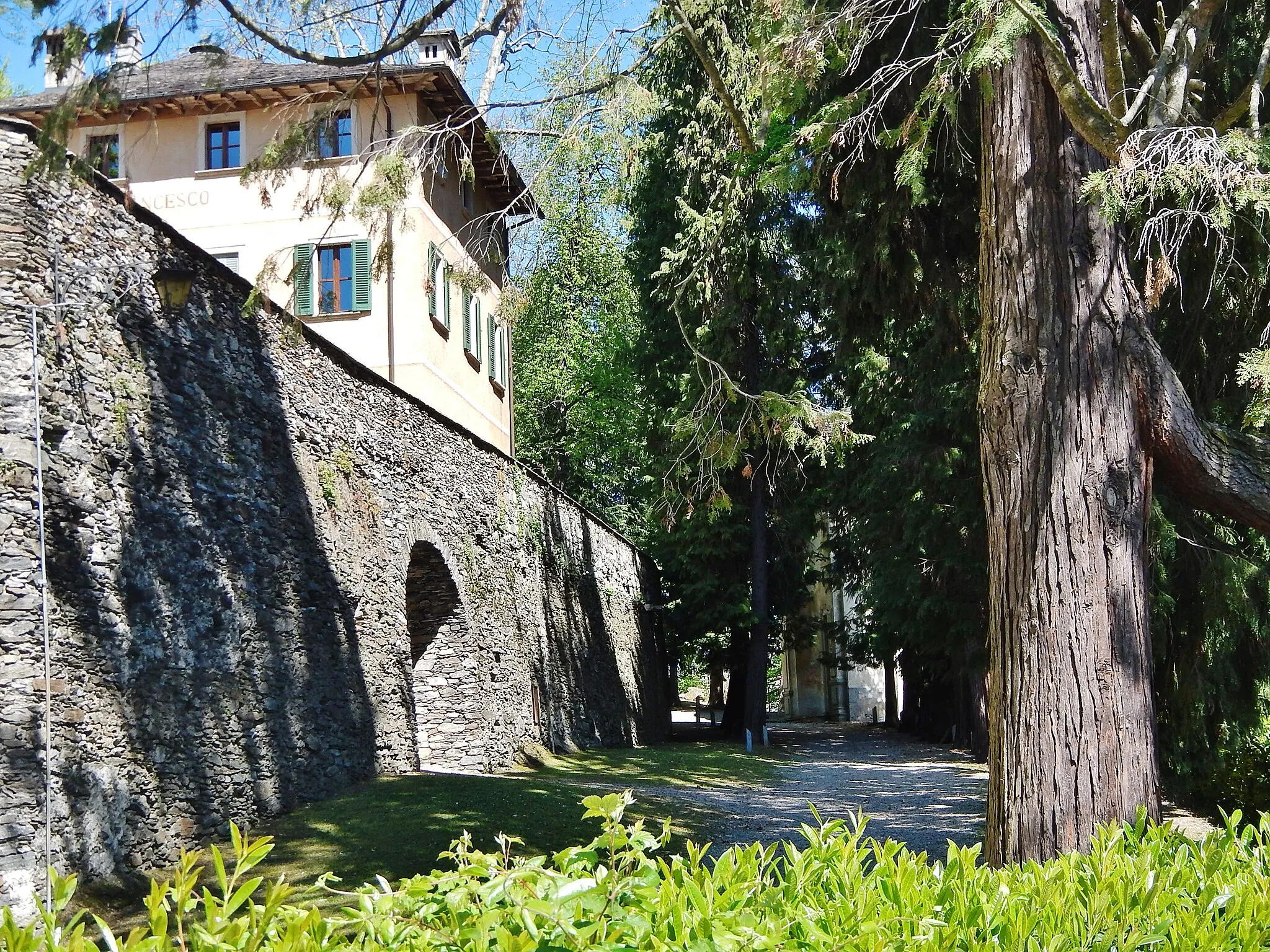 Photo showing: Sacred Mount of Orta: Dedicated to Saint Francis of Assisi - twenty chapels with episodes of the life of the saint
