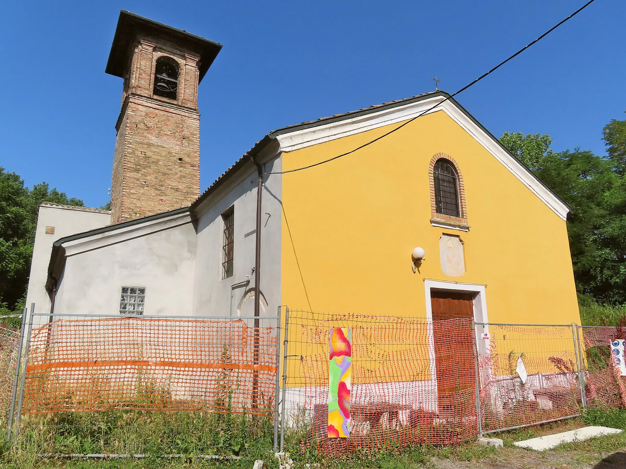 Photo showing: Facciata e lato nord della chiesa di San Siro