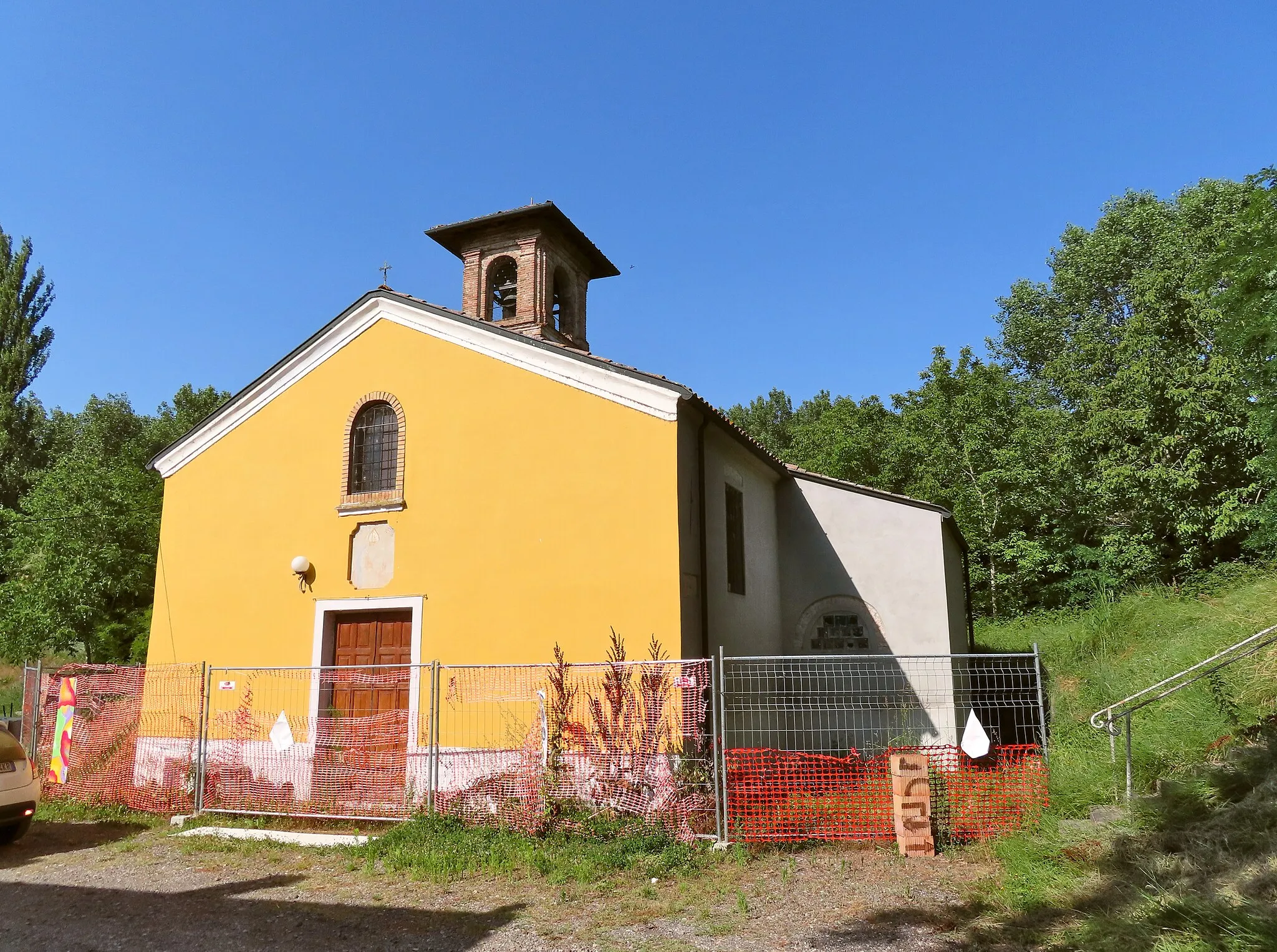 Photo showing: Facciata e lato sud della chiesa di San Siro