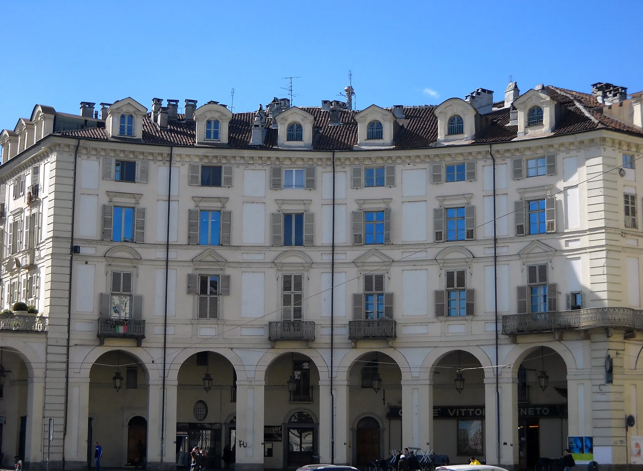 Photo showing: Palazzo all'angolo di piazza Vittorio con Via Po