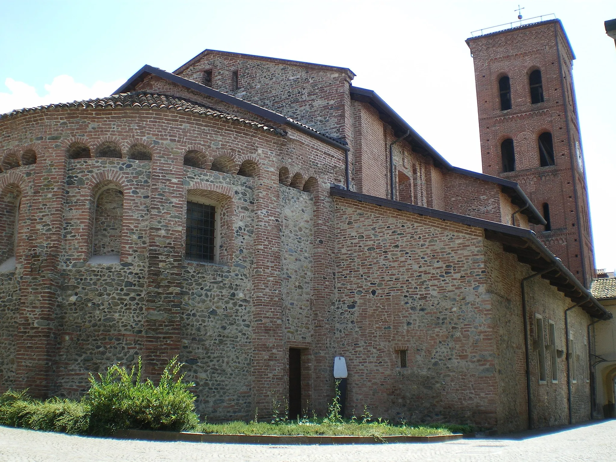 Photo showing: Abside e campanile chiesa Santa Maria di Pulcherada San Mauro Torinese