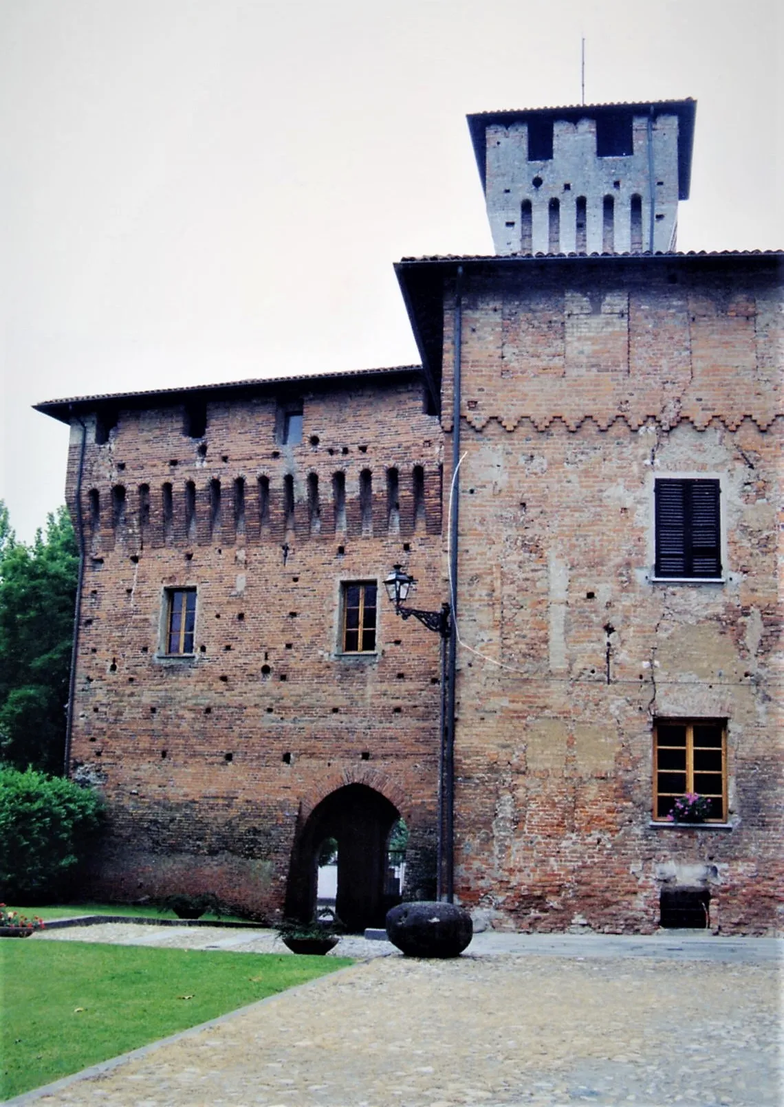 Photo showing: Italy, Pozzolo Formigaro. The present castle was built, after the defeat of Marquess of Monferrato in 1452, under the direction of Bartolomeo Colleoni.