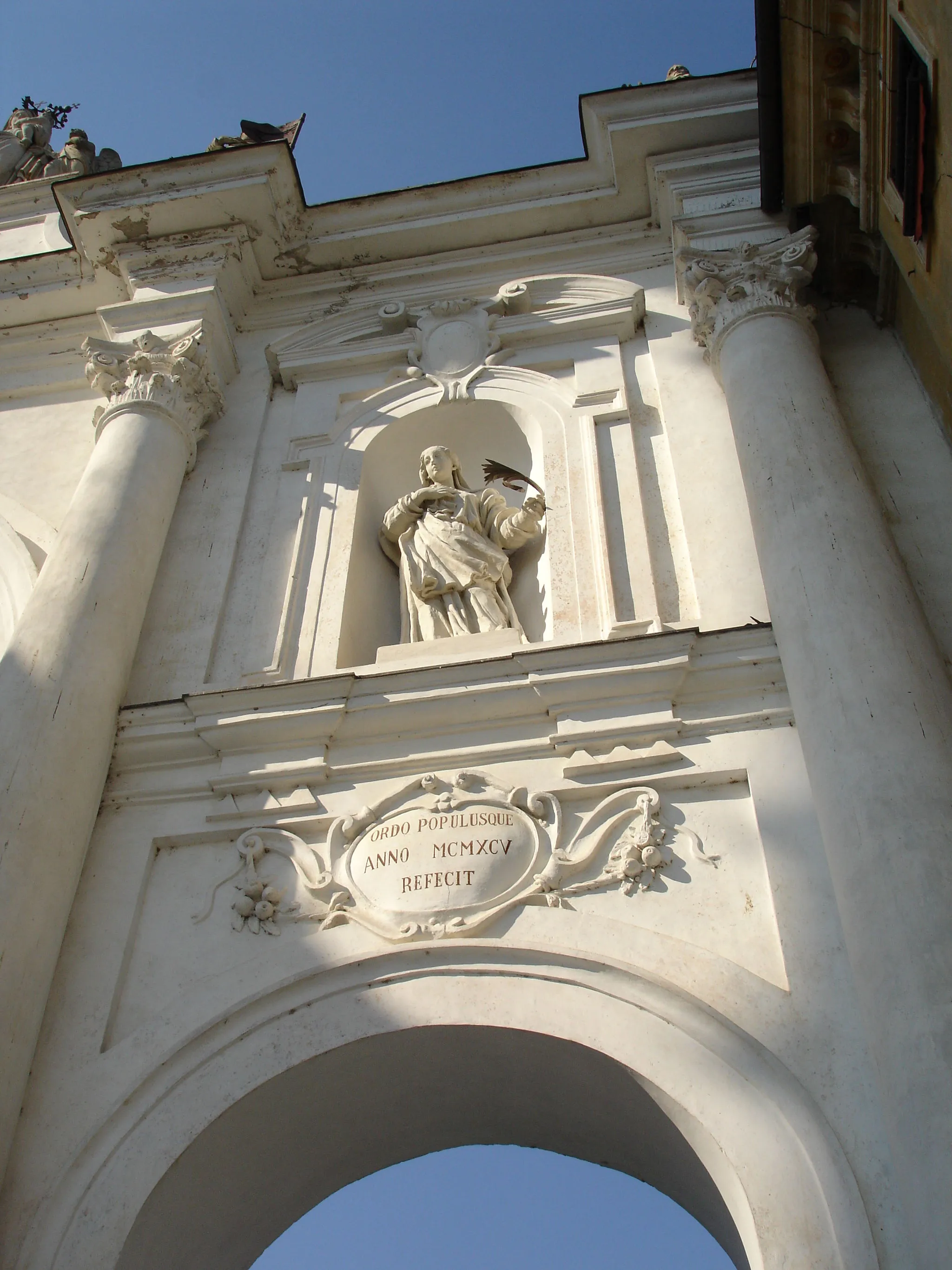 Photo showing: Cherasco (Cuneo): arco del Belvedere o Arco Trionfale della Madonna del Popolo - particolare (sec XVII)