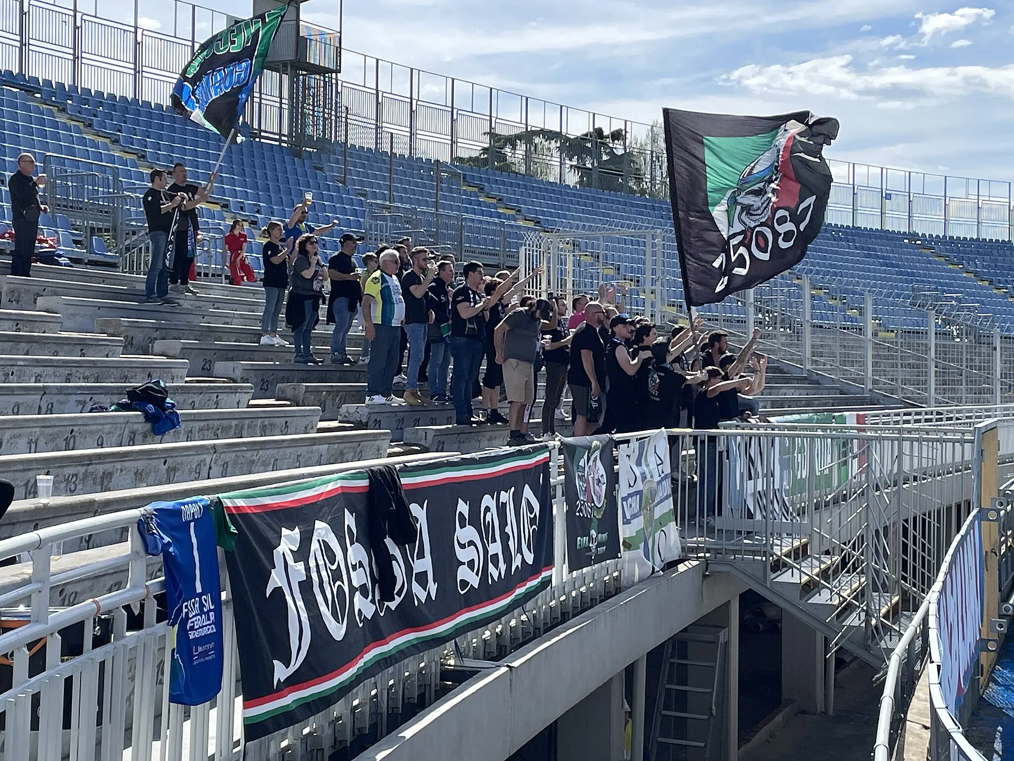 Photo showing: i tifosi della Feralpisalò incitano la squadra nella curva sud dello stadio Silvio Piola di Novara