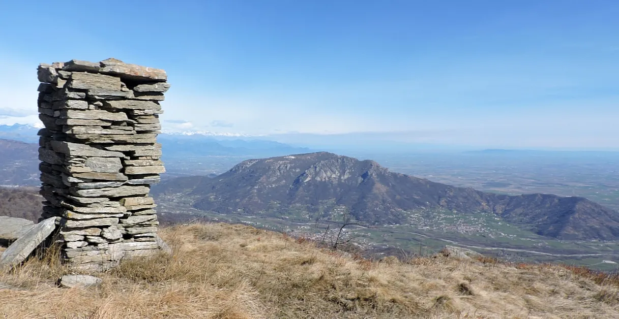 Photo showing: Il monte Scolagarda (Alpi Cozie): ometto a quota 1558 e sullo sfondo il monte Bracco