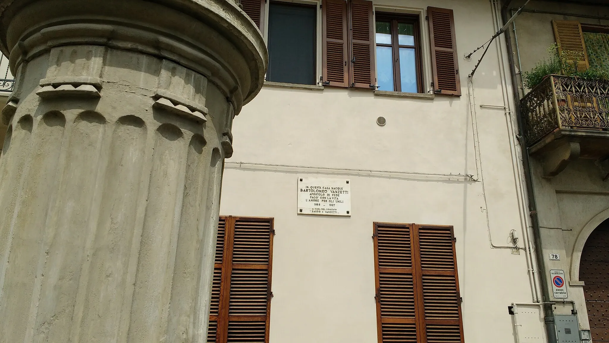 Photo showing: Lapide posta a memoria sulla facciata della casa ove nacque Bartolomeo Vanzetti