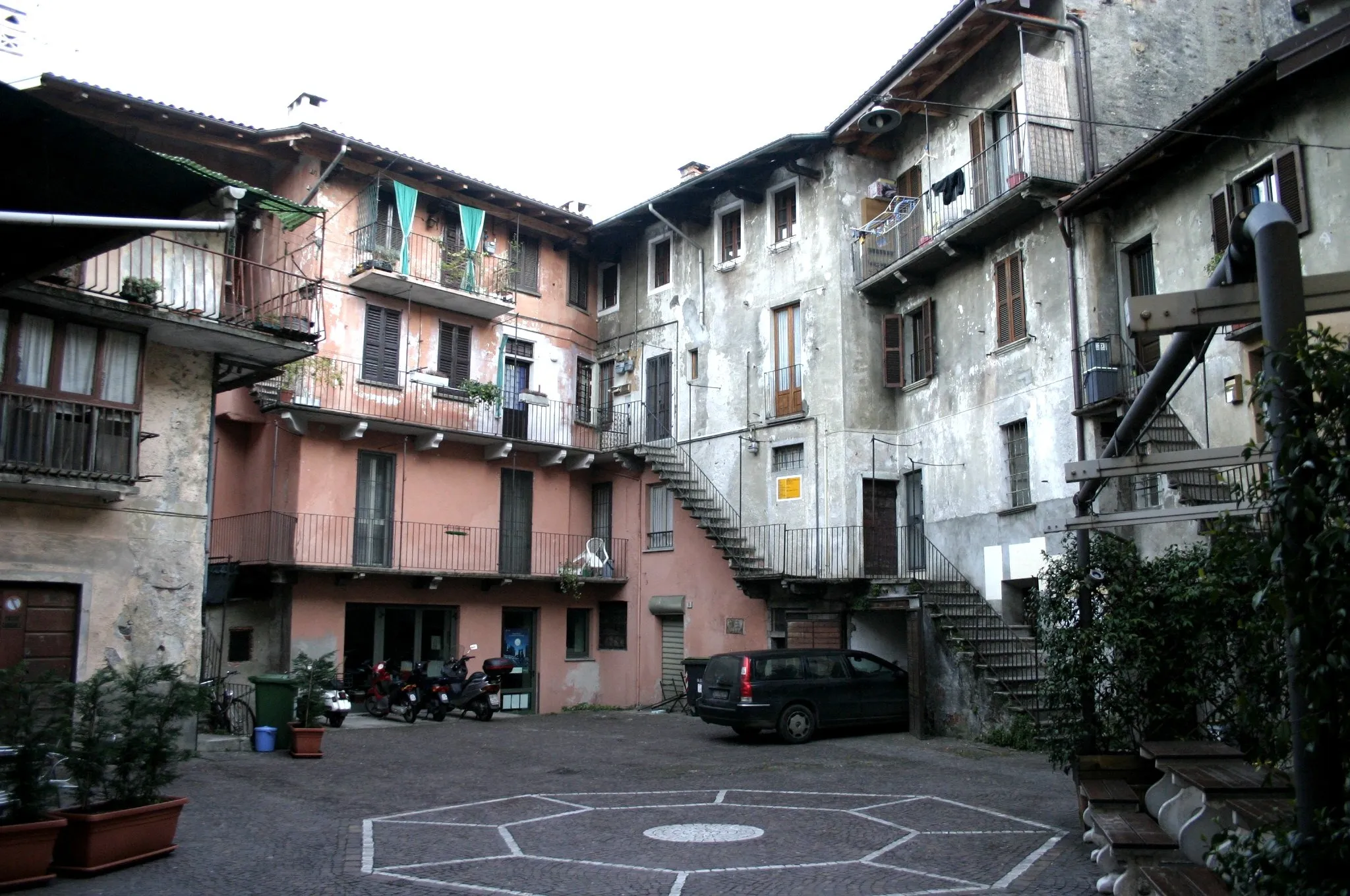Photo showing: Verbania-Intra (Italy). "Lungolago" ("Lake front") street.  Picture by Giovanni Dall'Orto, February 2 2007.