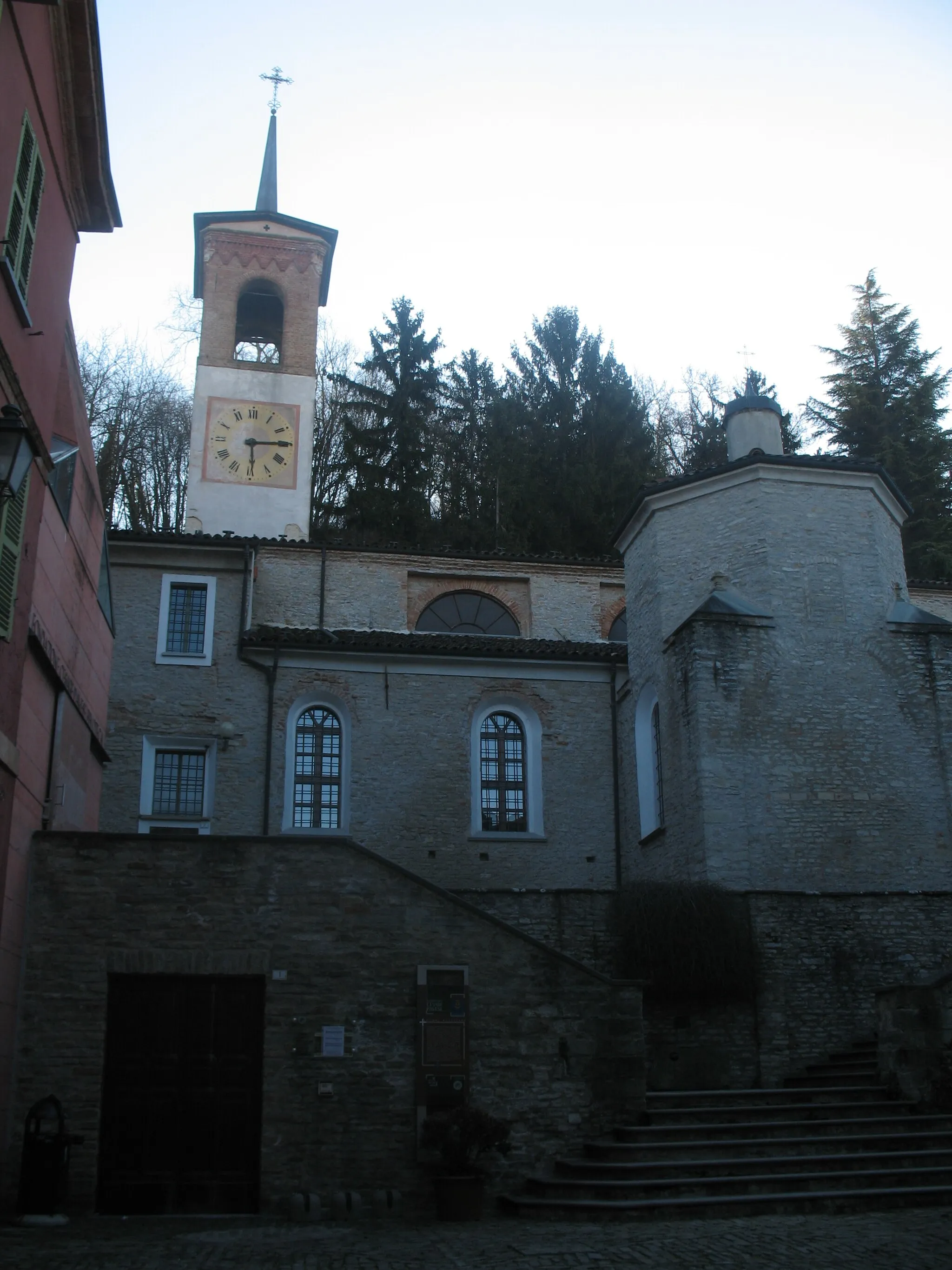 Photo showing: Centro Studi Cesare Pavese (Center for Studies on Cesare Pavese) and church of Saints Giacomo and Cristoforo in Santo Stefano Belbo, Piedmont, Italy.