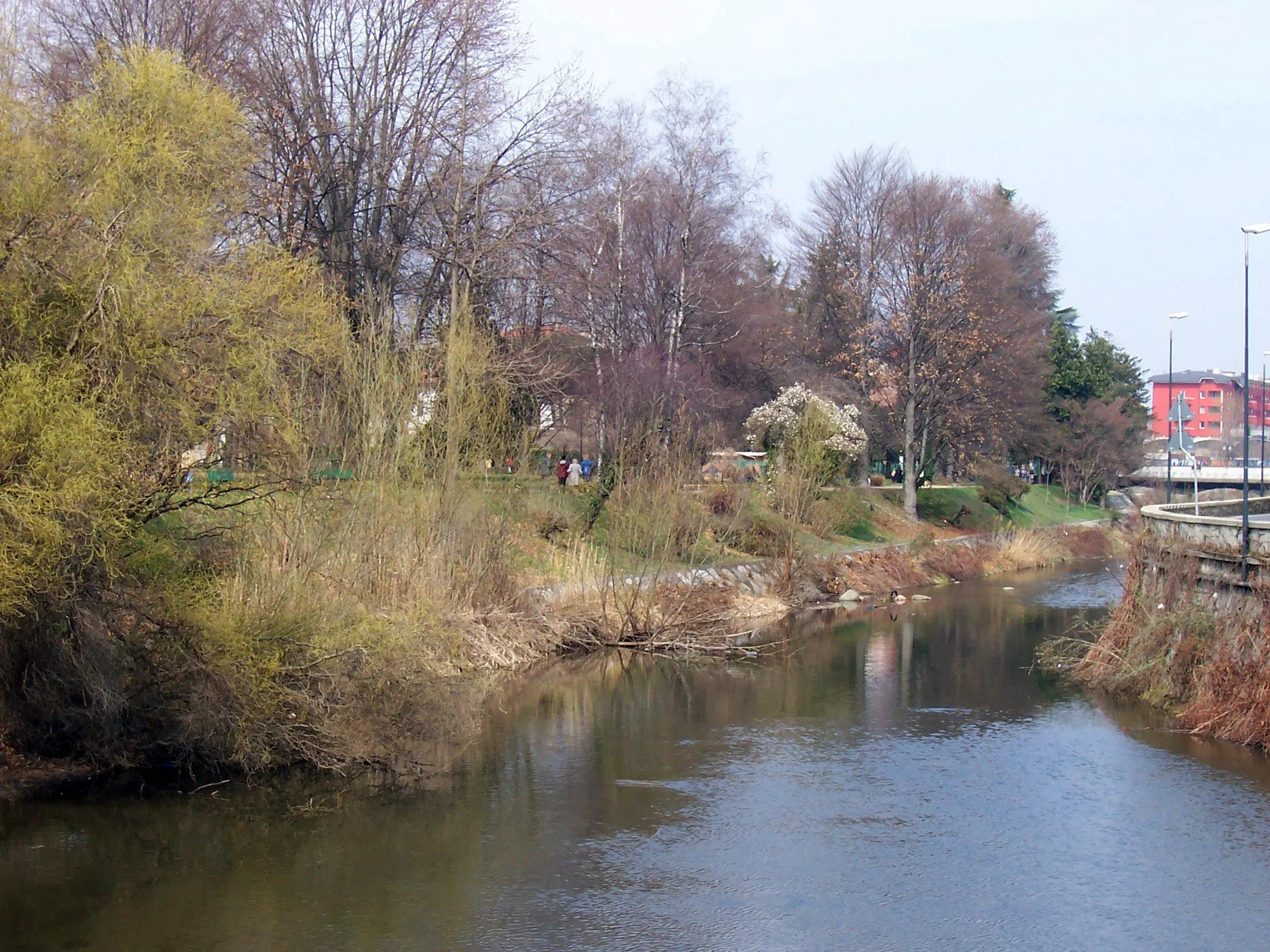 Photo showing: Borgomanero (Italy) - Fiume Agogna - Agogna river
(e scorcio del Parco della Resistenza)

Source photographed by myself
Photographer Pier Luigi Mora
Date 26 March 2006 Camera Data

Camera Kodak CX6330 zoom digital camera