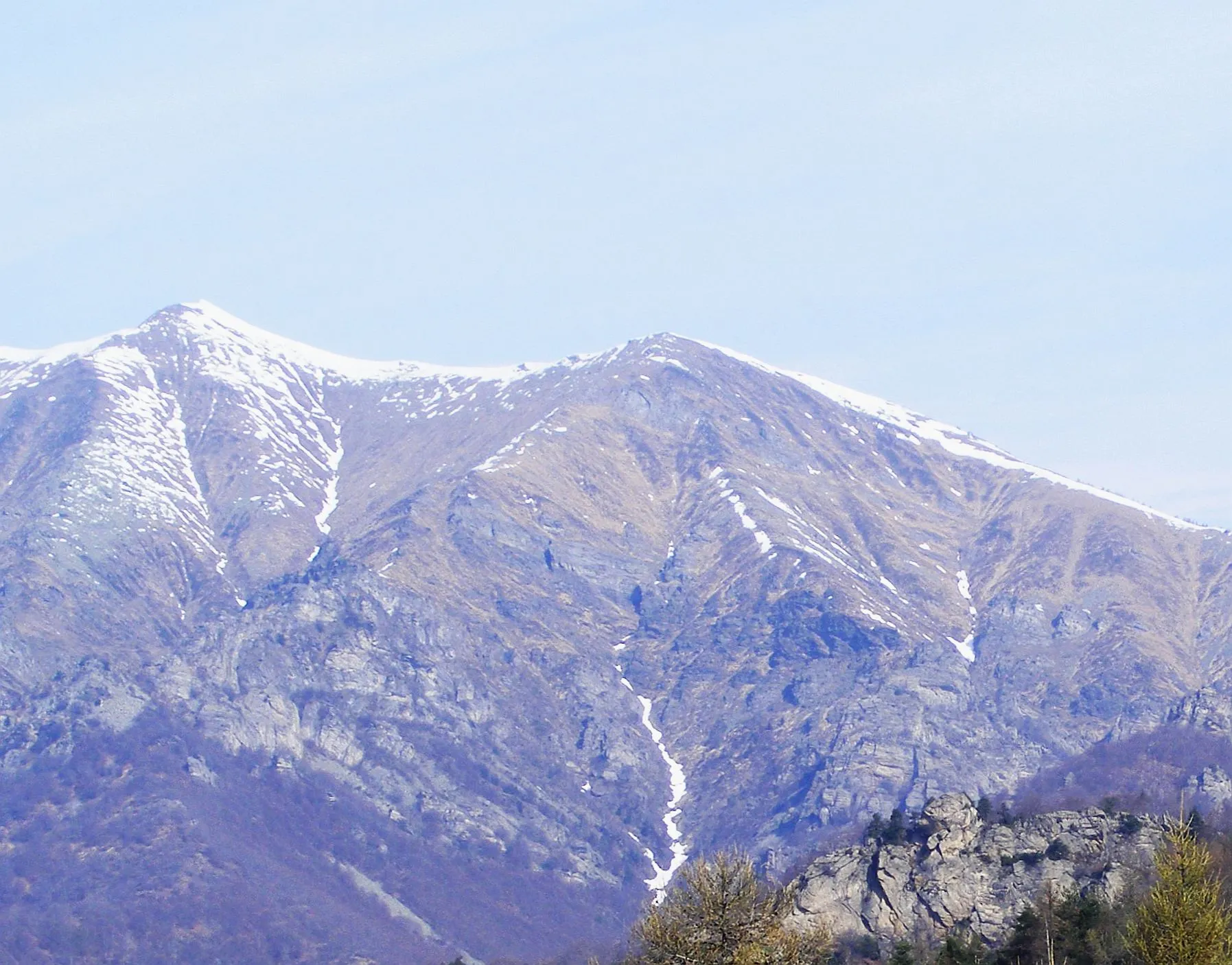 Photo showing: Mounts Aquila (on the left) and Cugno dell'Alpet (TO, Italy) from Colle del Crò (San Pietro Vallemina)